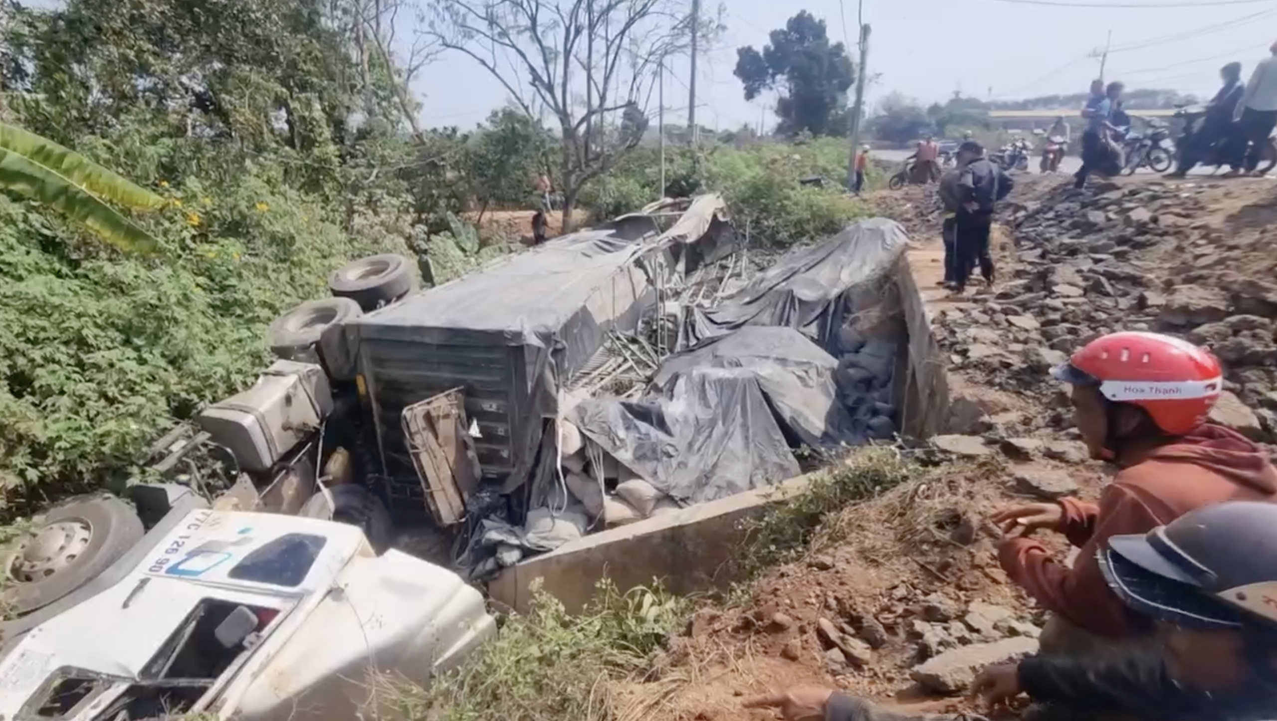Lật xe tải chở xi măng tr&ecirc;n QL19 qua Gia Lai- Ảnh 1.