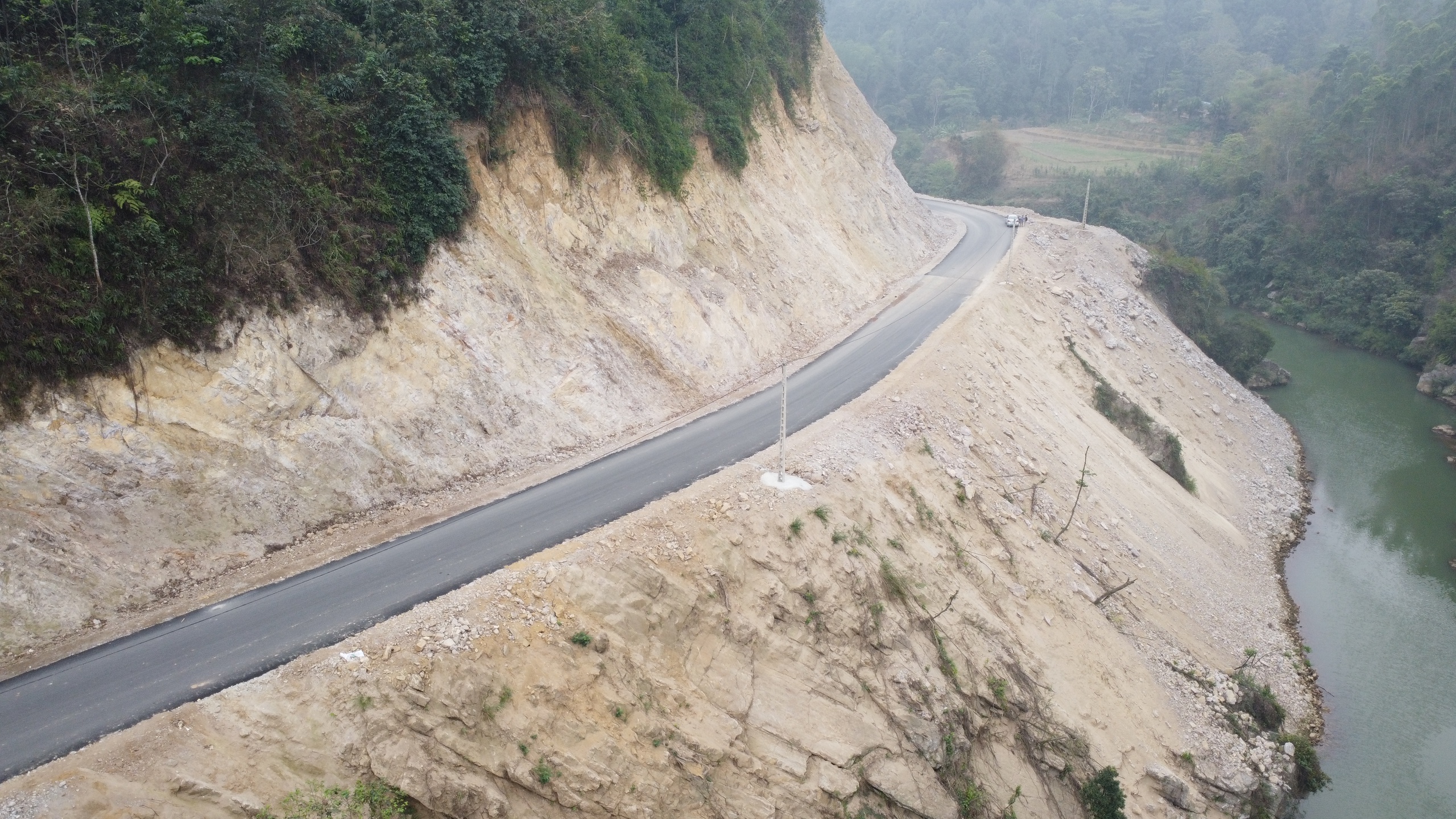 Nh&agrave; thầu kh&ocirc;ng cắm cọc, căng d&acirc;y tại đường nối cao tốc Nội B&agrave;i - L&agrave;o Cai- Ảnh 3.