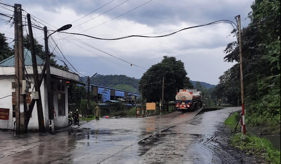 Dỡ barie tr&aacute;i ph&eacute;p ở Bắc Giang, d&acirc;n qua đường kh&ocirc;ng c&ograve;n bị kiểm so&aacute;t- Ảnh 1.