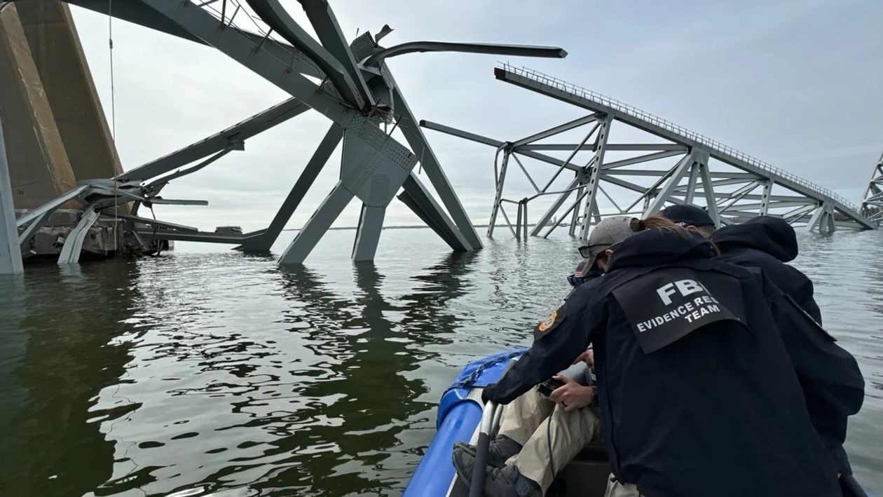 Vẫn c&ograve;n 4 c&ocirc;ng nh&acirc;n mất t&iacute;ch chưa được t&igrave;m thấy, d&ugrave; cơ quan chức năng đ&atilde; kết th&uacute;c c&aacute;c hoạt động cứu hộ cứu nạn. (Ảnh: WSJ)