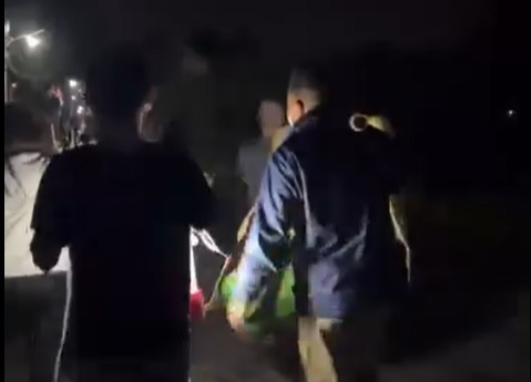 Người đ&agrave;n &ocirc;ng để lại xe m&aacute;y, giấy cầm đồ rồi nhảy cầu tự tử- Ảnh 2.