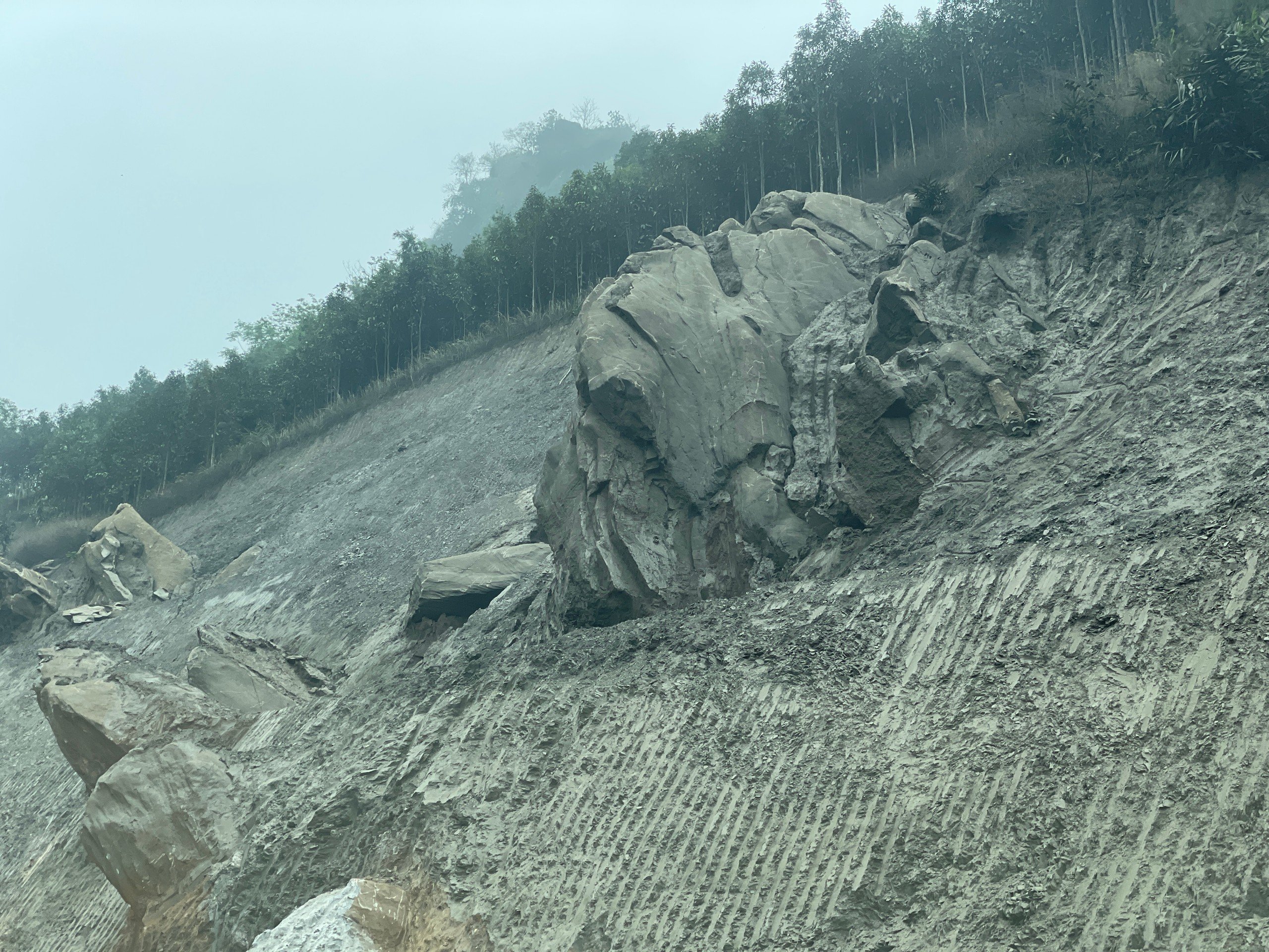 Nh&agrave; thầu kh&ocirc;ng cắm cọc, căng d&acirc;y tại đường nối cao tốc Nội B&agrave;i - L&agrave;o Cai- Ảnh 7.