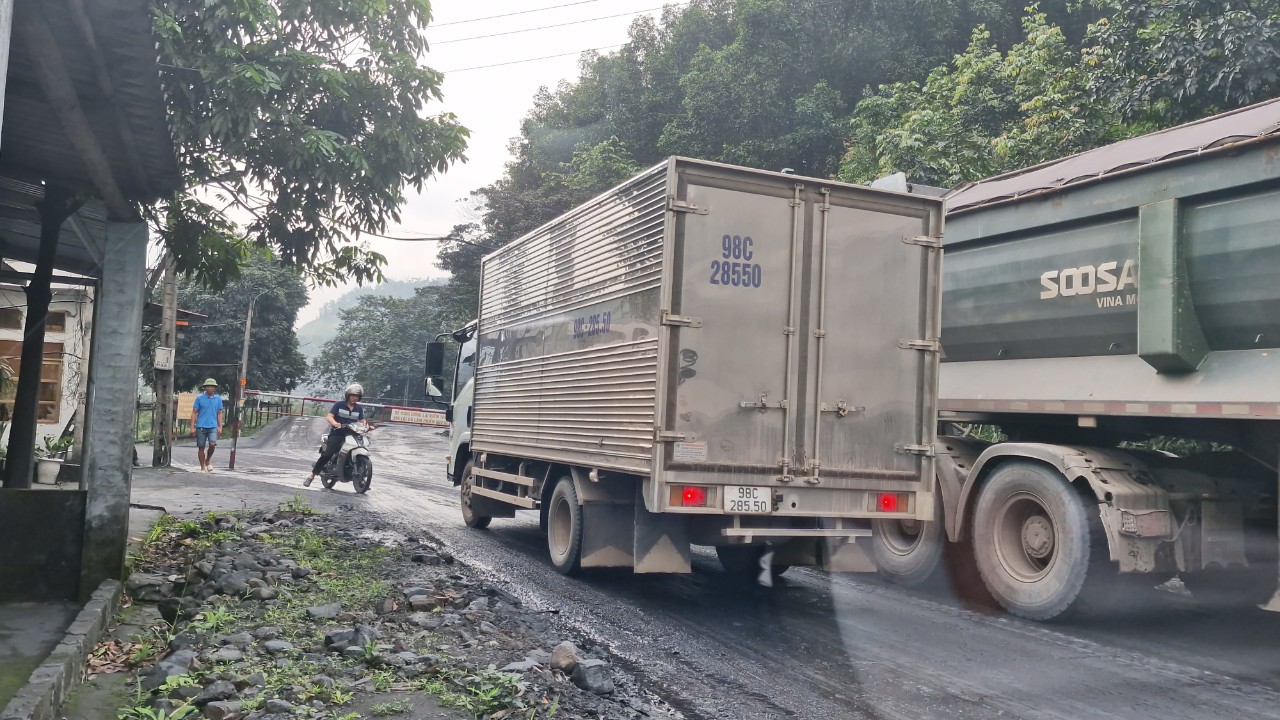 V&igrave; sao chưa dỡ trạm barie kiểm so&aacute;t người d&acirc;n tr&ecirc;n đường nối Bắc Giang - Quảng Ninh?- Ảnh 1.