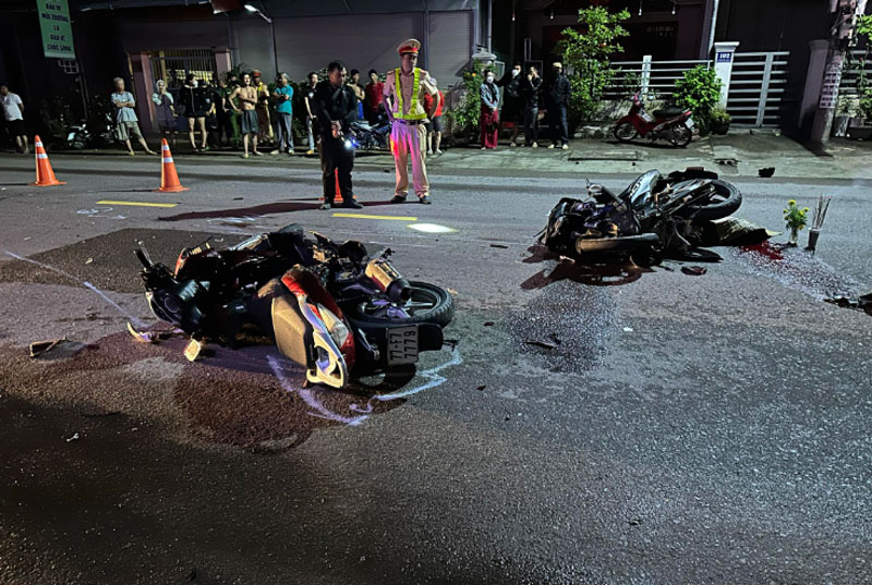 Cú tông mạnh khiến hai xe hư hỏng, hai người thương vong. Cú tông mạnh khiến hai xe hư hỏng, hai người thương vong.