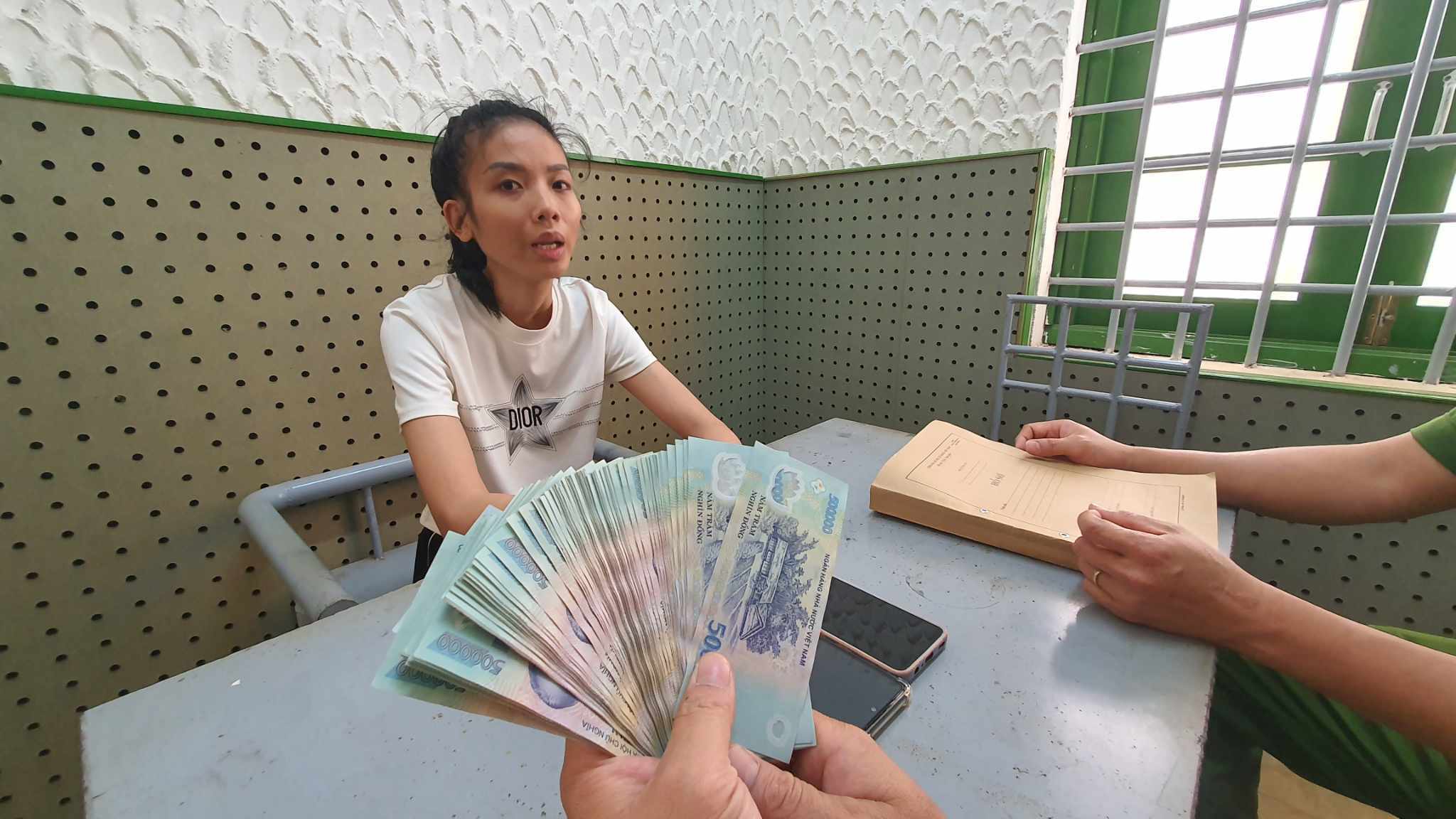 Bắt quả tang người phụ nữ lừa chạy &aacute;n đang nhận gần 60 triệu- Ảnh 1.