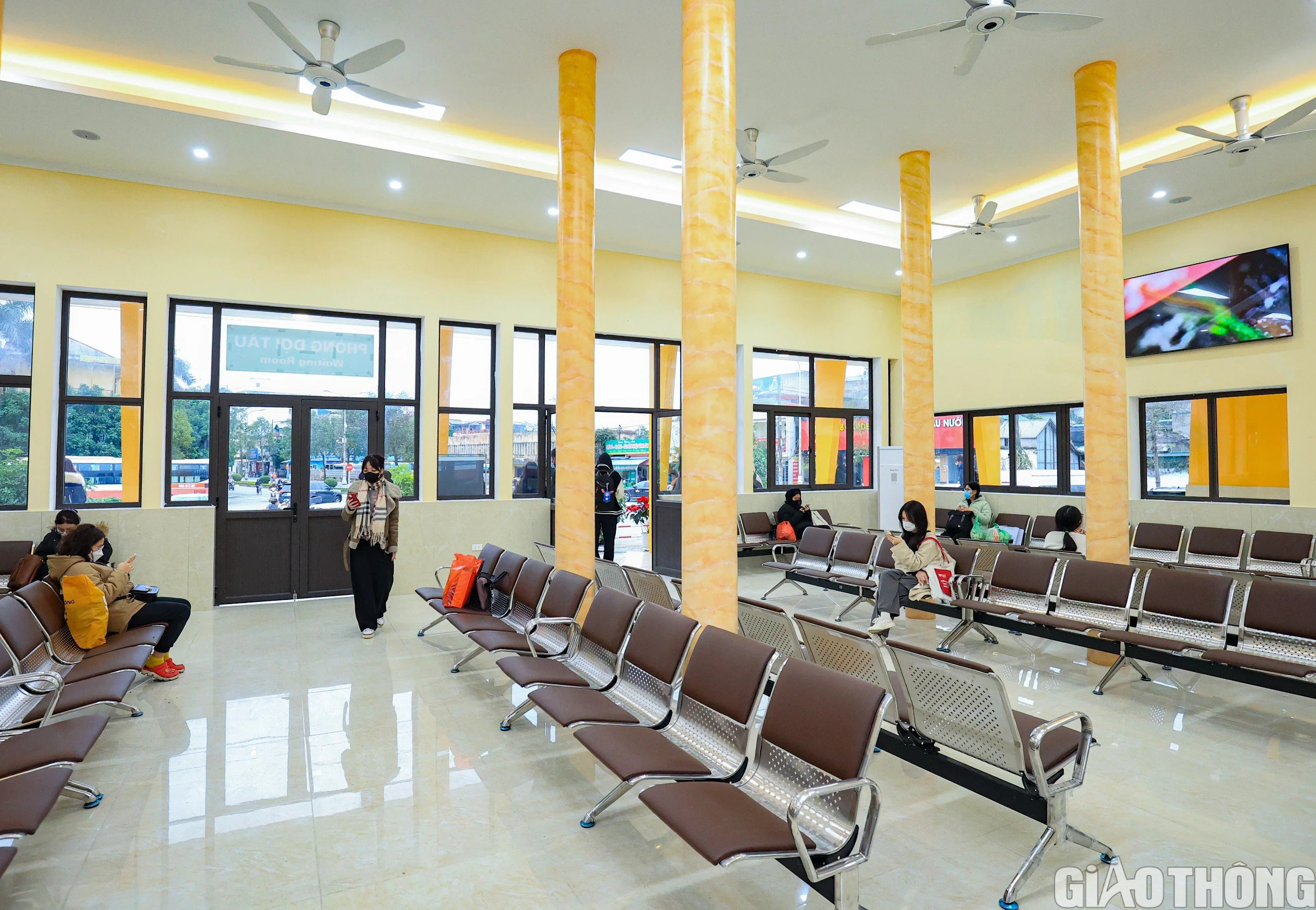 Cận cảnh nh&agrave; ga 