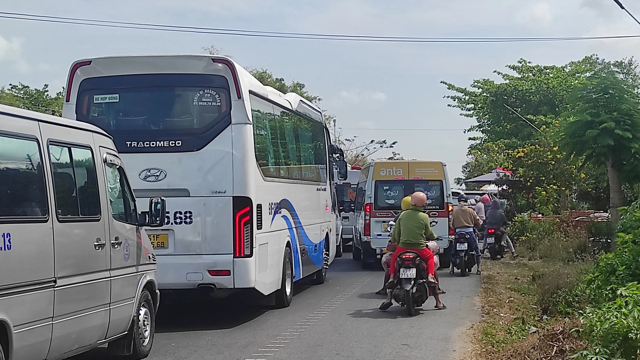 Ùn tắc kéo dài cả kilômét trên QL1 qua Sóc Trăng - Ảnh 1. Ùn tắc kéo dài cả kilômét trên QL1 qua Sóc Trăng - Ảnh 1.