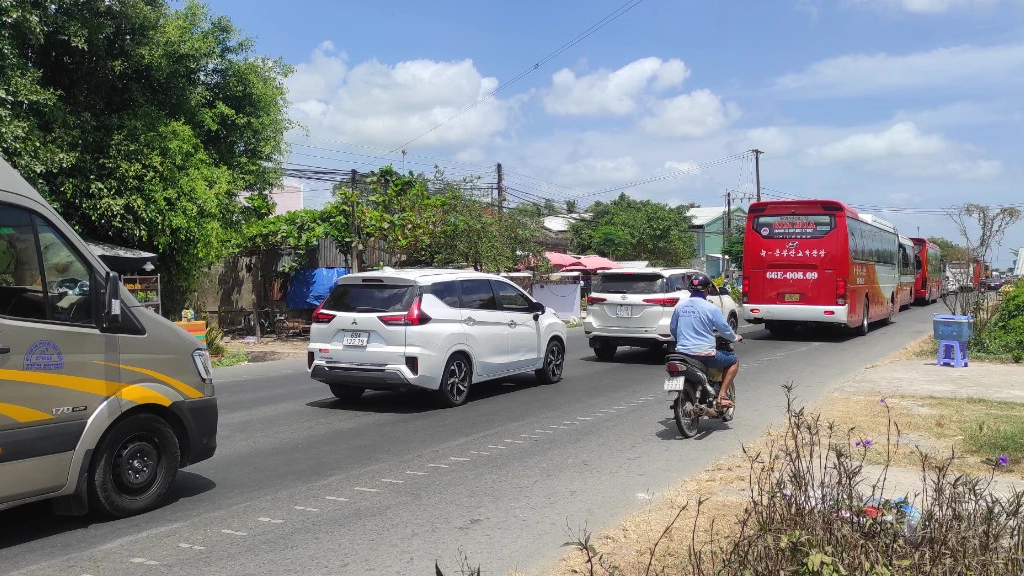 Ùn tắc kéo dài cả kilômét trên QL1 qua Sóc Trăng - Ảnh 2. Ùn tắc kéo dài cả kilômét trên QL1 qua Sóc Trăng - Ảnh 2.
