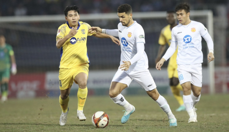 V-League: Chơi thiếu người, Nam Định vẫn thắng SLNA nhờ si&ecirc;u phẩm ph&uacute;t 90+5 - Ảnh 1.