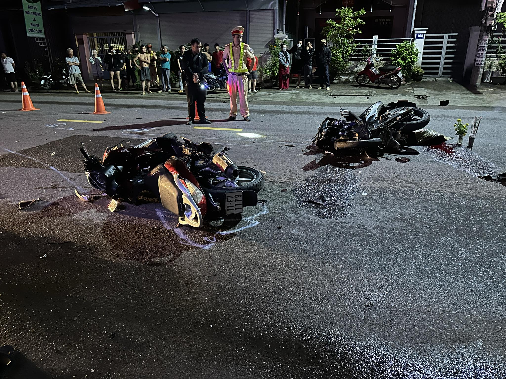 Một người tử vong, một người nguy kịch sau va chạm xe m&aacute;y trong đ&ecirc;m- Ảnh 1.