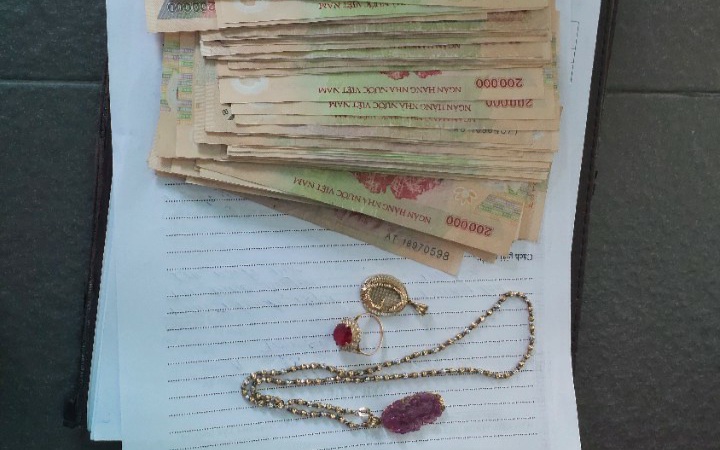 Nam hành khách vui mừng nhận lại tài sản bỏ quên trên tàu- Ảnh 2. Khách bất ngờ nhận lại tiền, vàng bỏ quên trên tàu