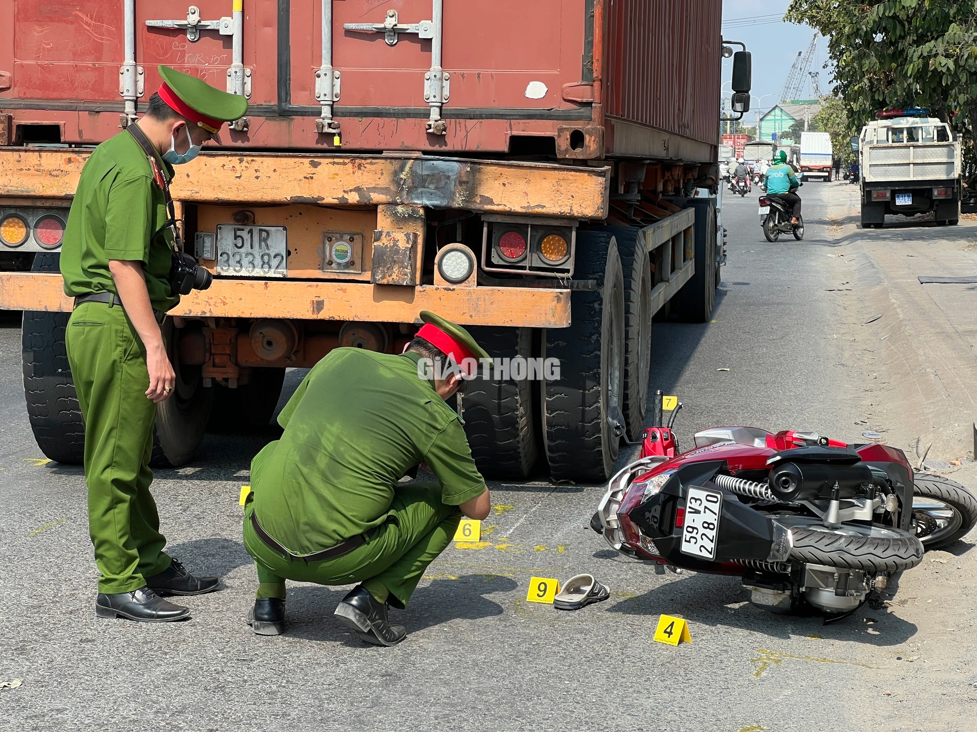 Xe container chạy v&agrave;o l&agrave;n xe m&aacute;y, c&aacute;n tử vong người đ&agrave;n &ocirc;ng chạy c&ugrave;ng chiều- Ảnh 3.