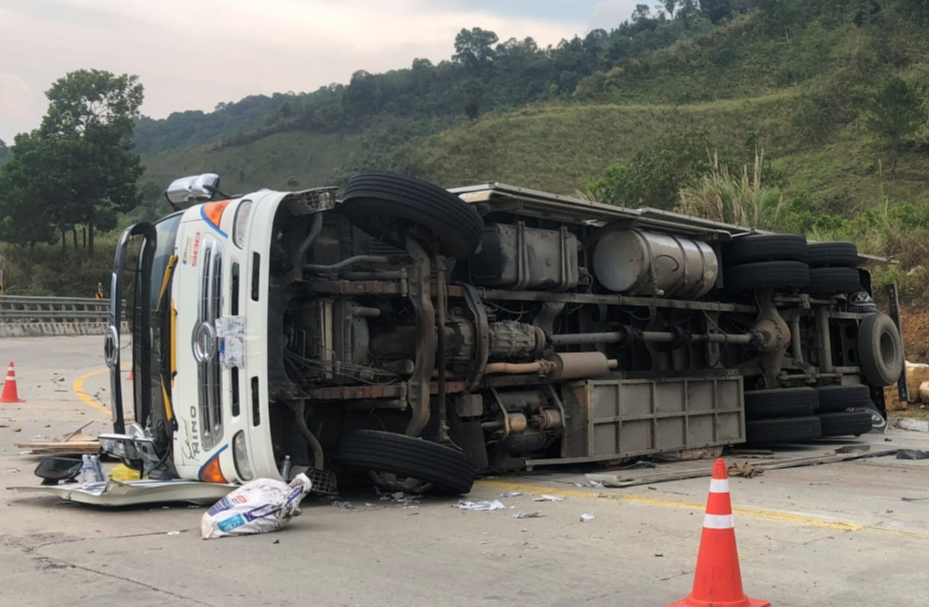 Xe tải chở hoa quả bị lật tr&ecirc;n đ&egrave;o L&ograve; Xo- Ảnh 1.