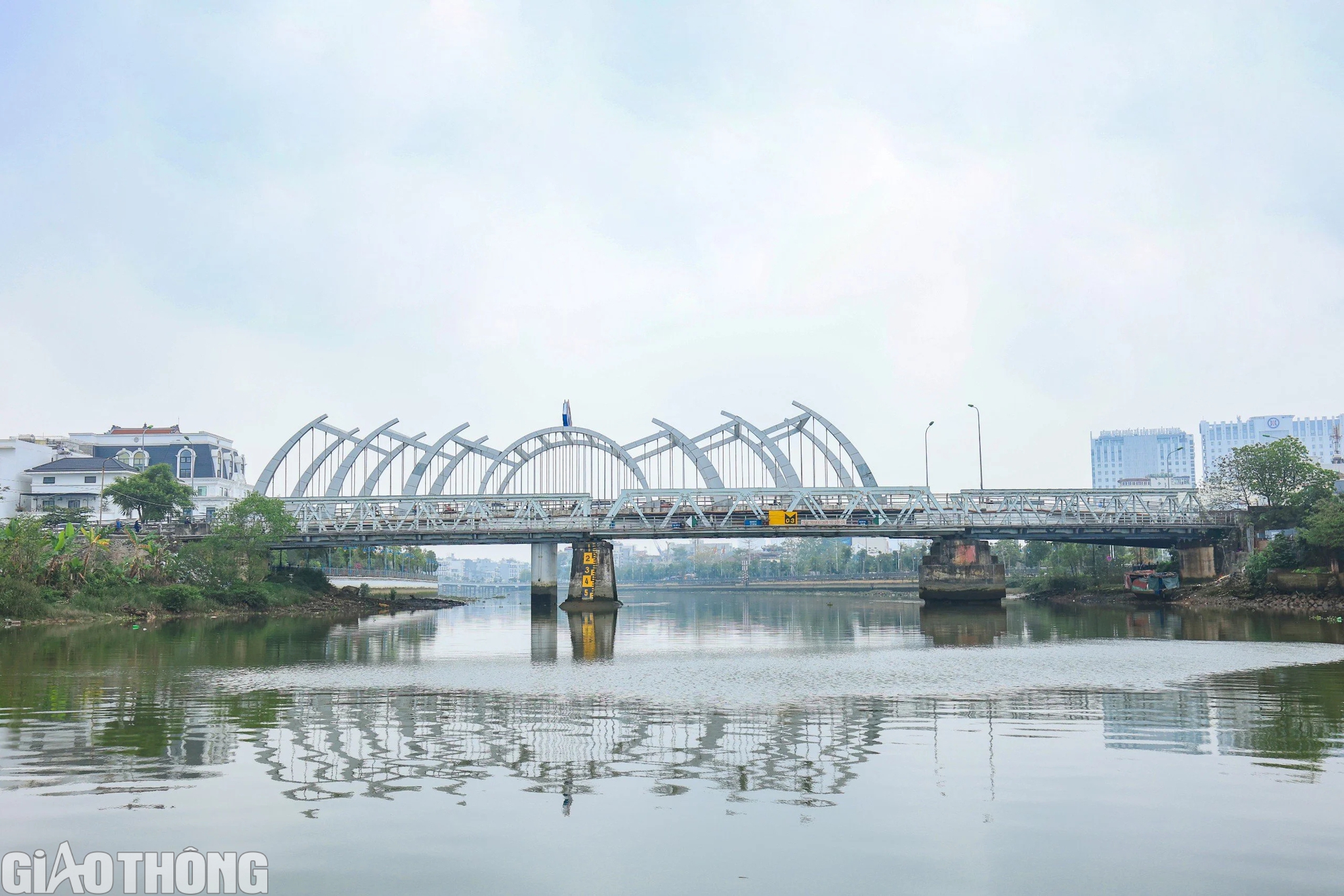 Kh&aacute;m ph&aacute; trạm điều tiết giao th&ocirc;ng giữa 