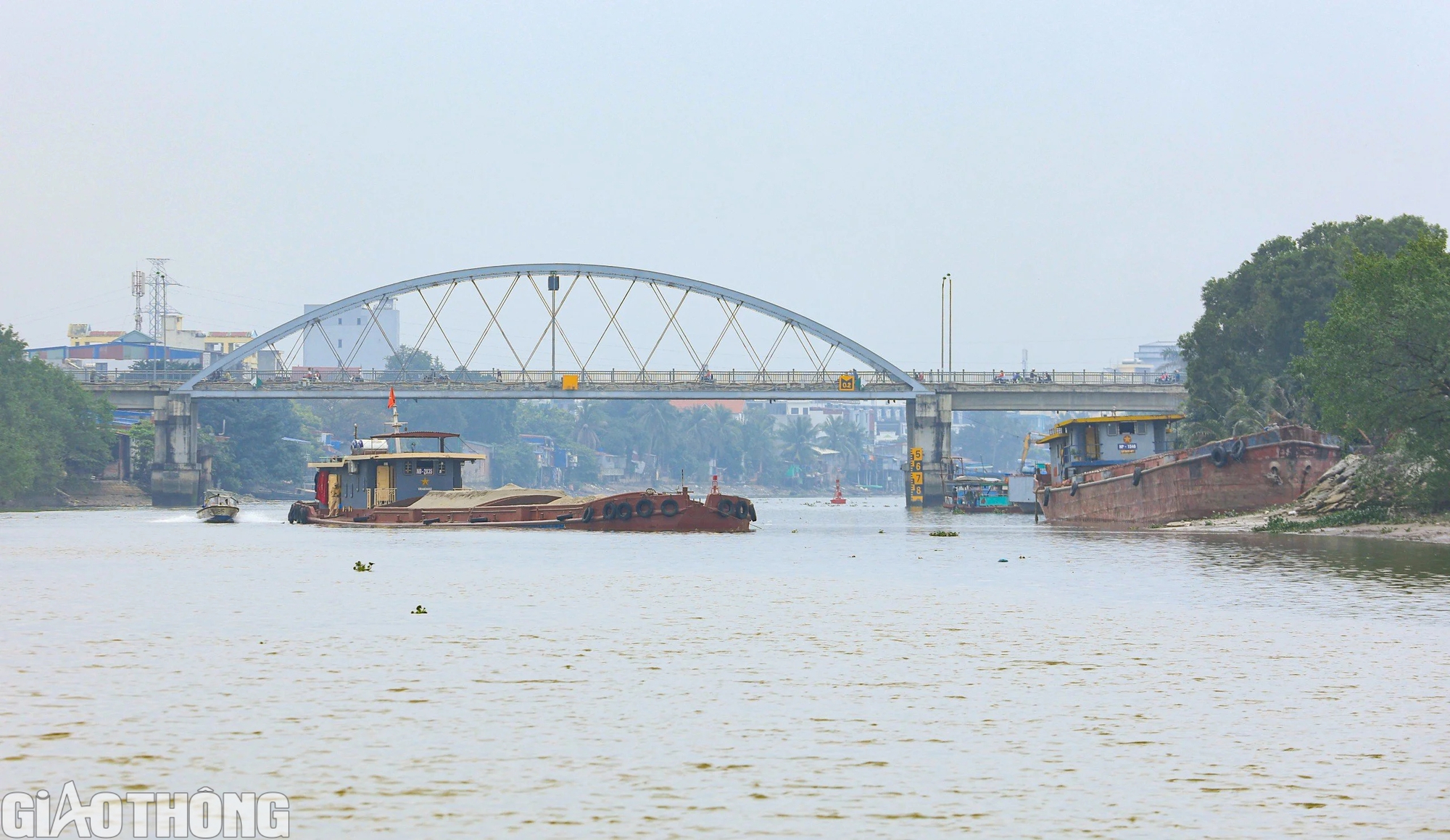 Kh&aacute;m ph&aacute; trạm điều tiết giao th&ocirc;ng giữa 