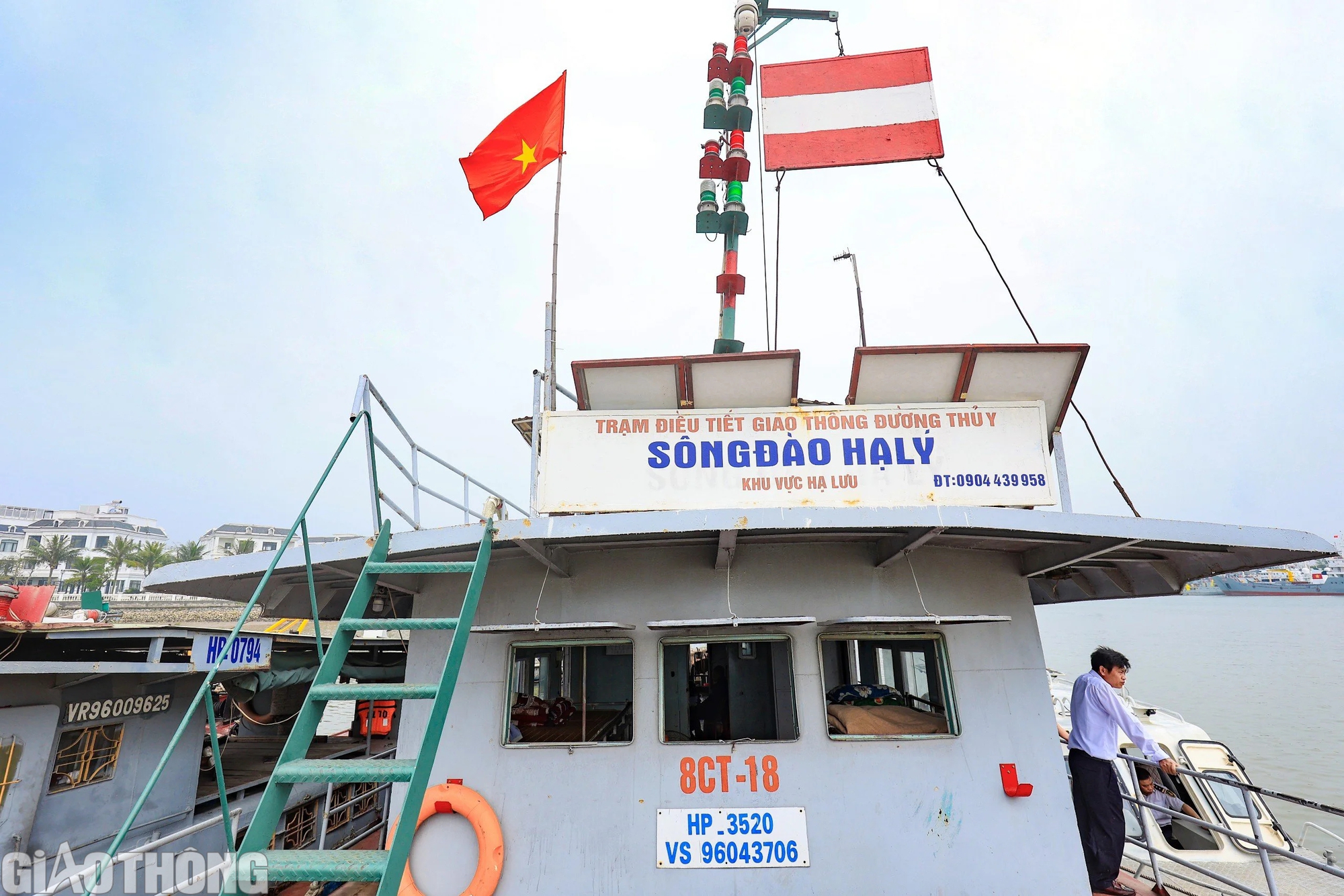 Kh&aacute;m ph&aacute; trạm điều tiết giao th&ocirc;ng giữa 