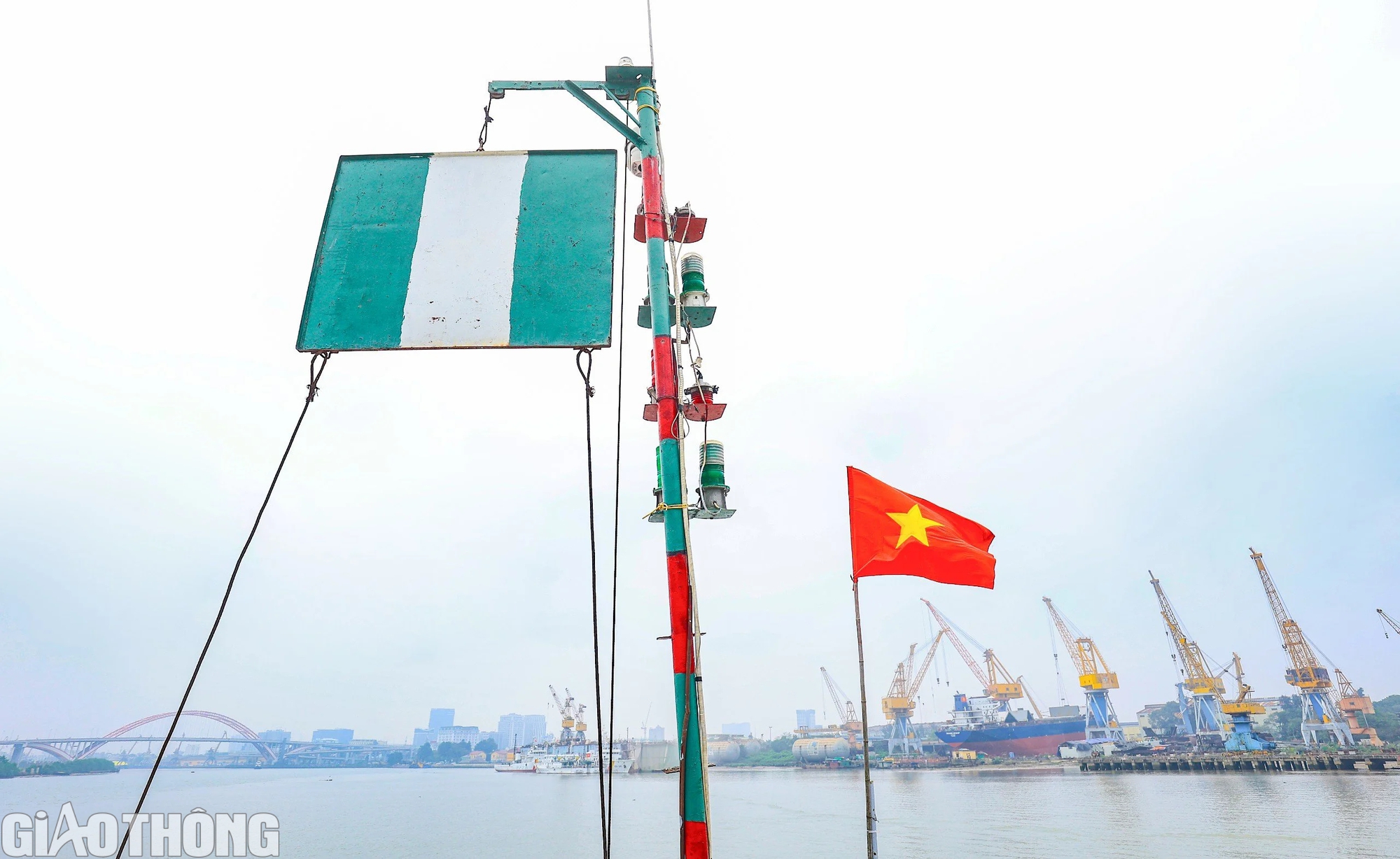 Kh&aacute;m ph&aacute; trạm điều tiết giao th&ocirc;ng giữa 