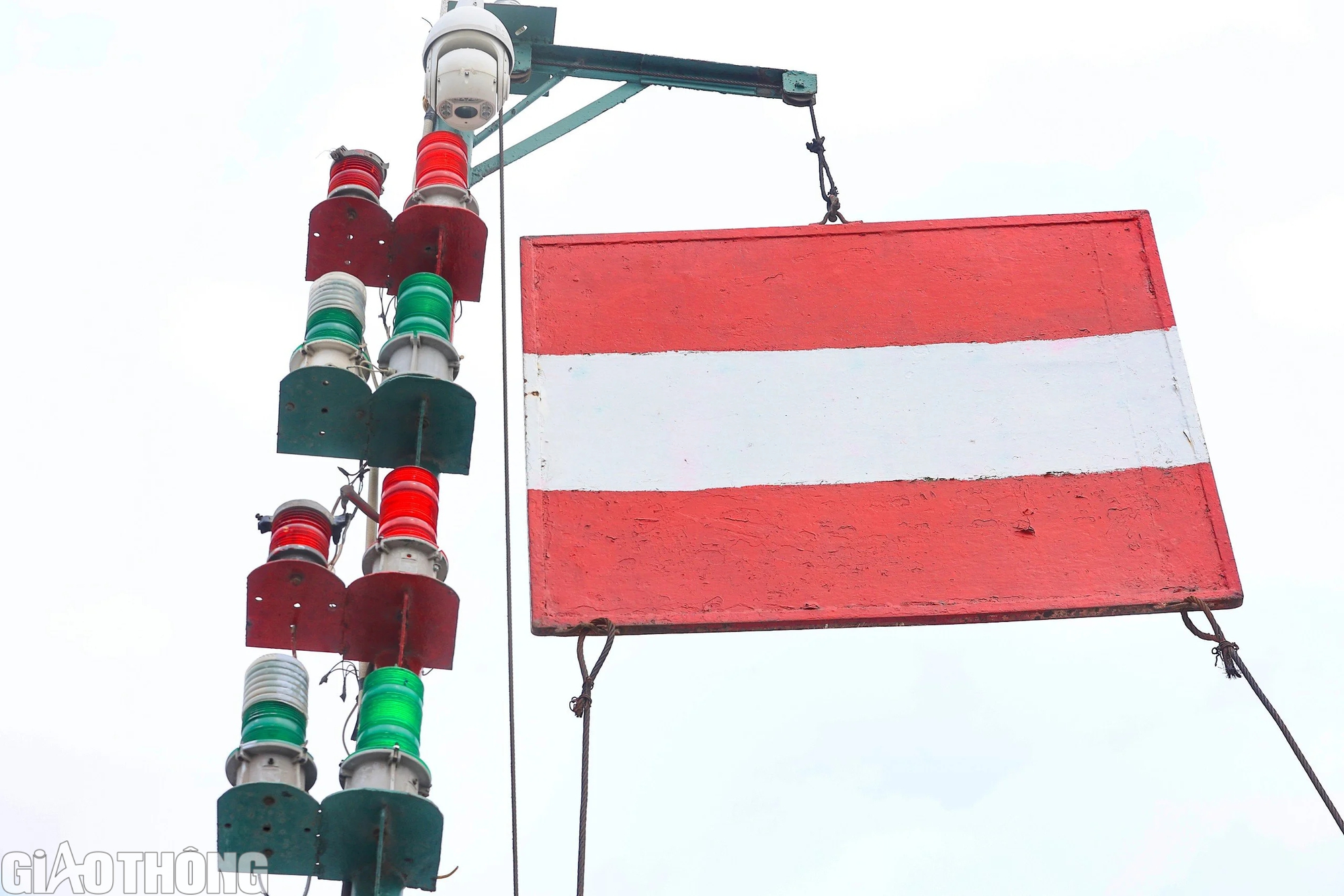 Kh&aacute;m ph&aacute; trạm điều tiết giao th&ocirc;ng giữa 