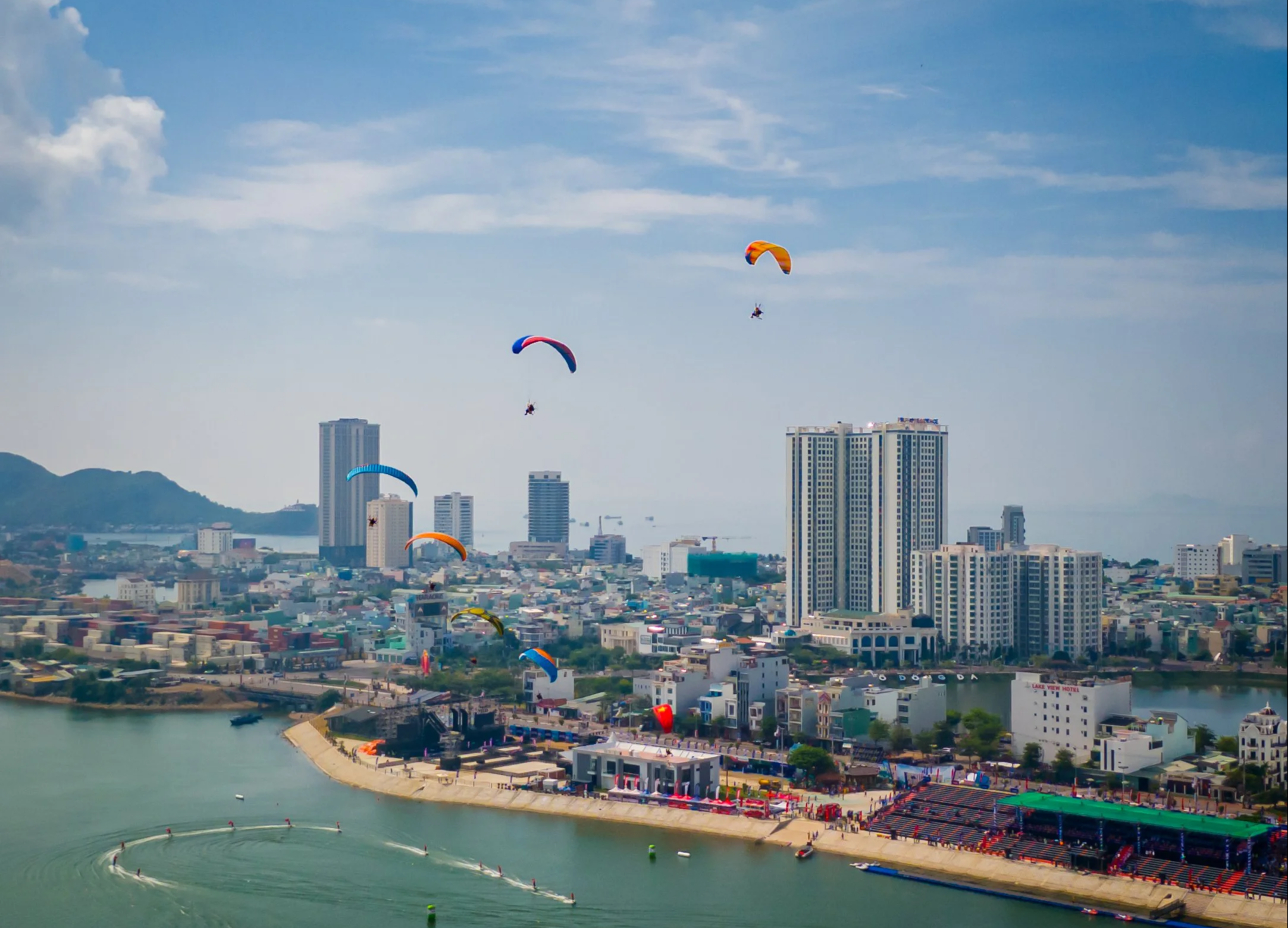 Người d&acirc;n B&igrave;nh Định th&iacute;ch th&uacute; những m&agrave;n biểu diễn đặc biệt ng&agrave;y cuối tuần- Ảnh 4.