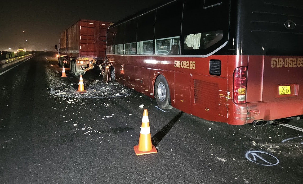 Đầu xe giường nằm bẹp d&uacute;m sau c&uacute; t&ocirc;ng xe container tr&ecirc;n cao tốc TP.HCM - Trung Lương- Ảnh 1.