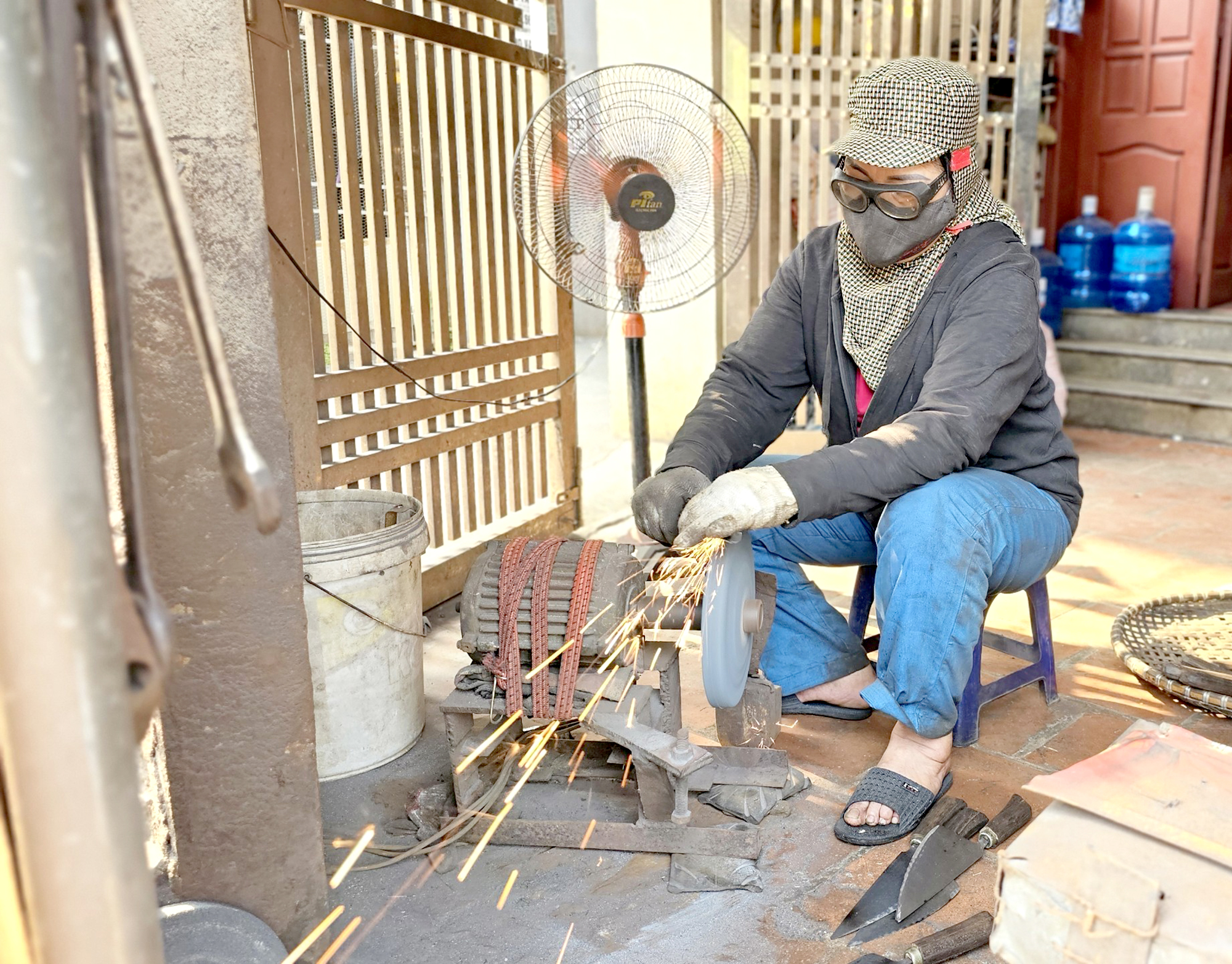 Những phụ nữ giữ lửa nghề ở l&agrave;ng &ldquo;đệ nhất dao k&eacute;o&rdquo;- Ảnh 1.