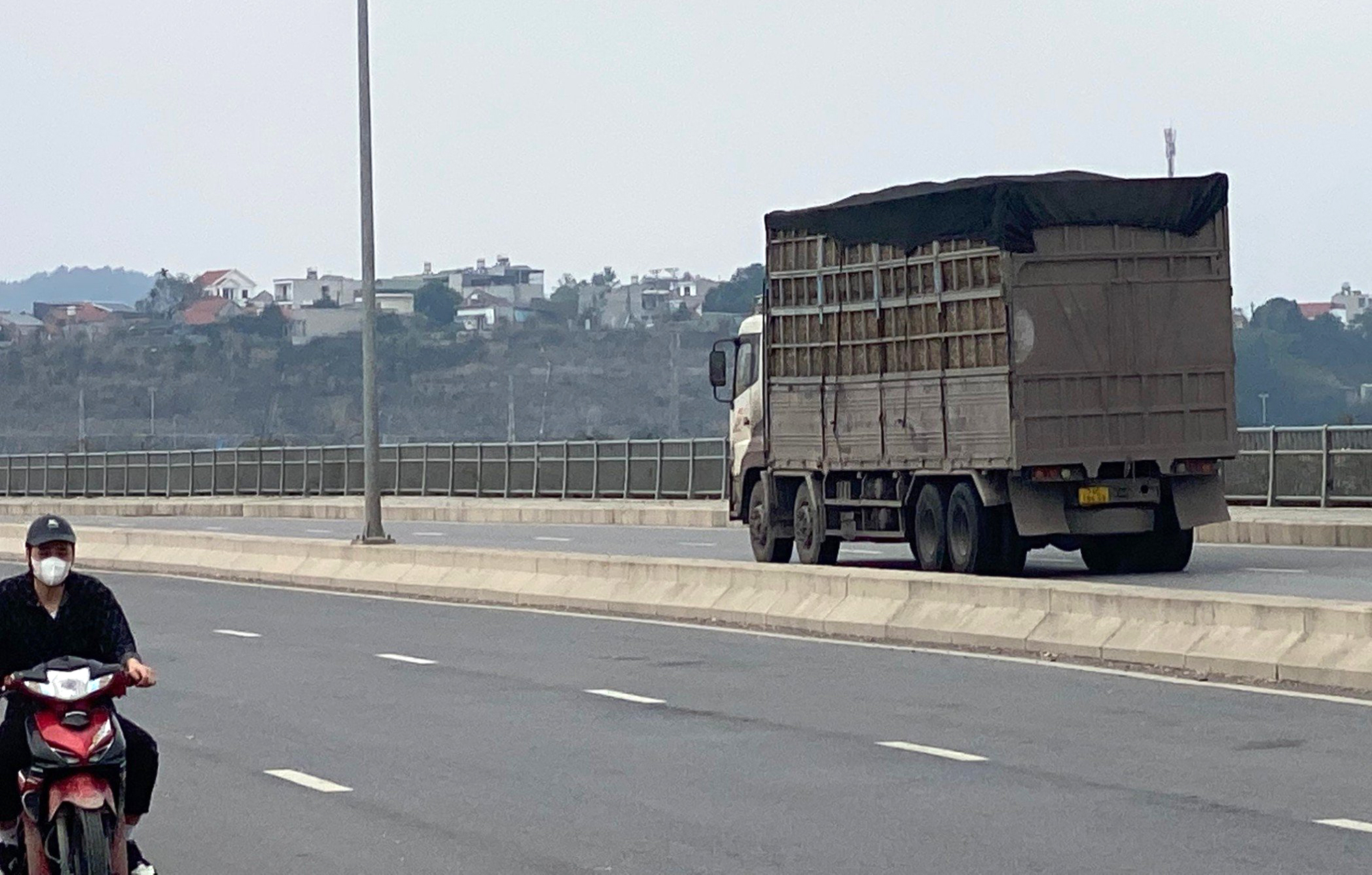 Quảng Ninh: Lo cầu, đường ngh&igrave;n tỷ mất an to&agrave;n v&igrave; dăm gỗ- Ảnh 2.