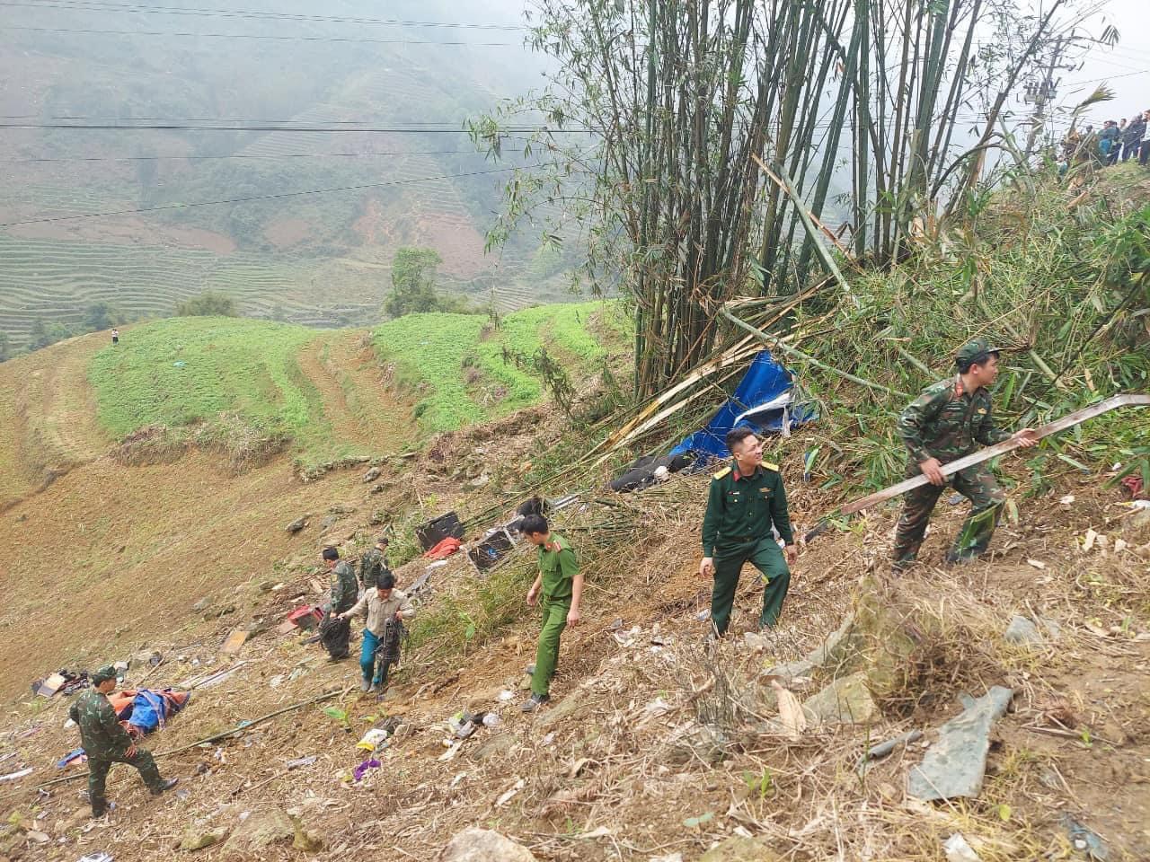 Xe tải đ&acirc;m xuống ta luy &acirc;m, 4 người bị thương tr&ecirc;n QL4D ở L&agrave;o Cai- Ảnh 2.