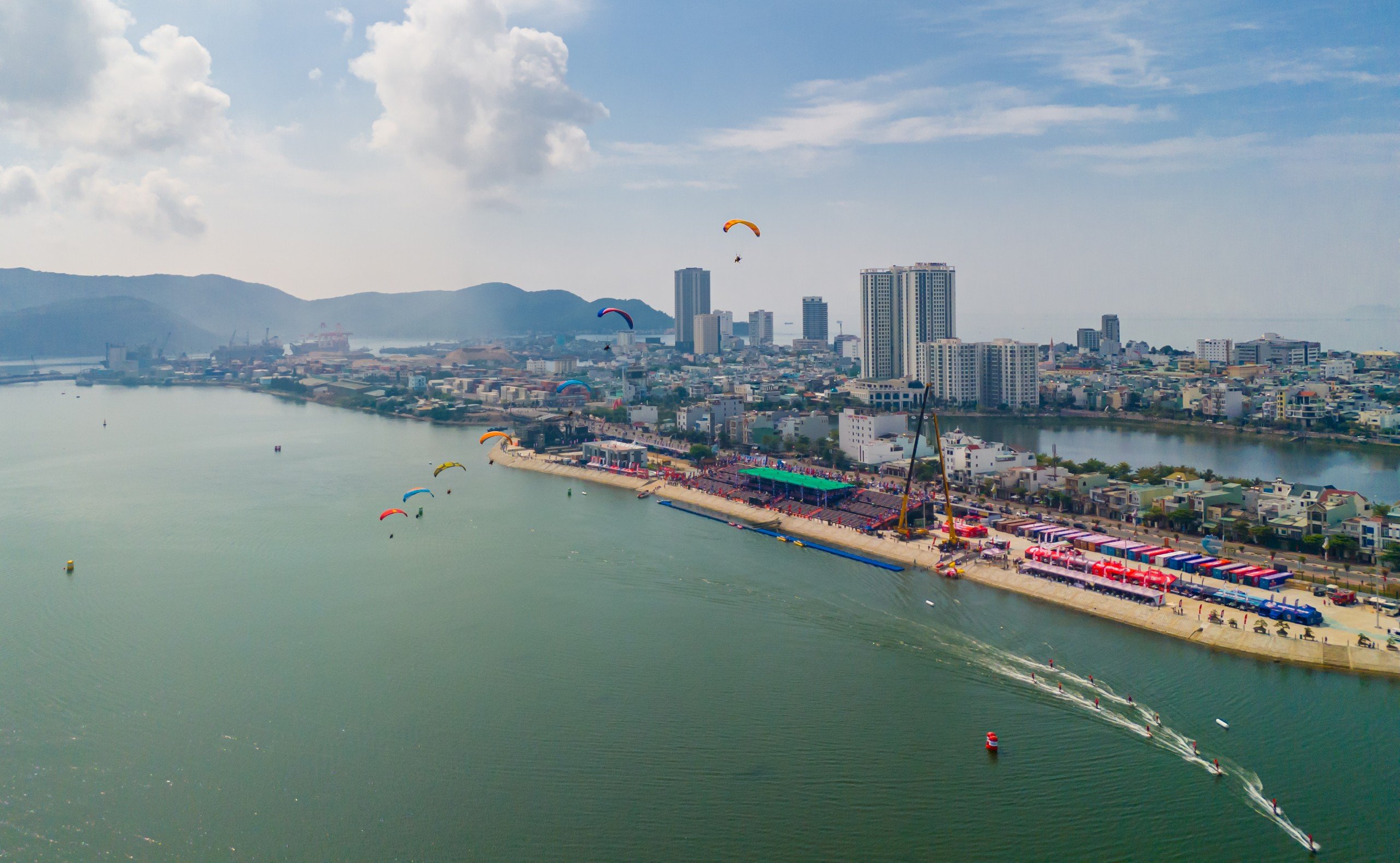 Người d&acirc;n B&igrave;nh Định th&iacute;ch th&uacute; những m&agrave;n biểu diễn đặc biệt ng&agrave;y cuối tuần- Ảnh 1.