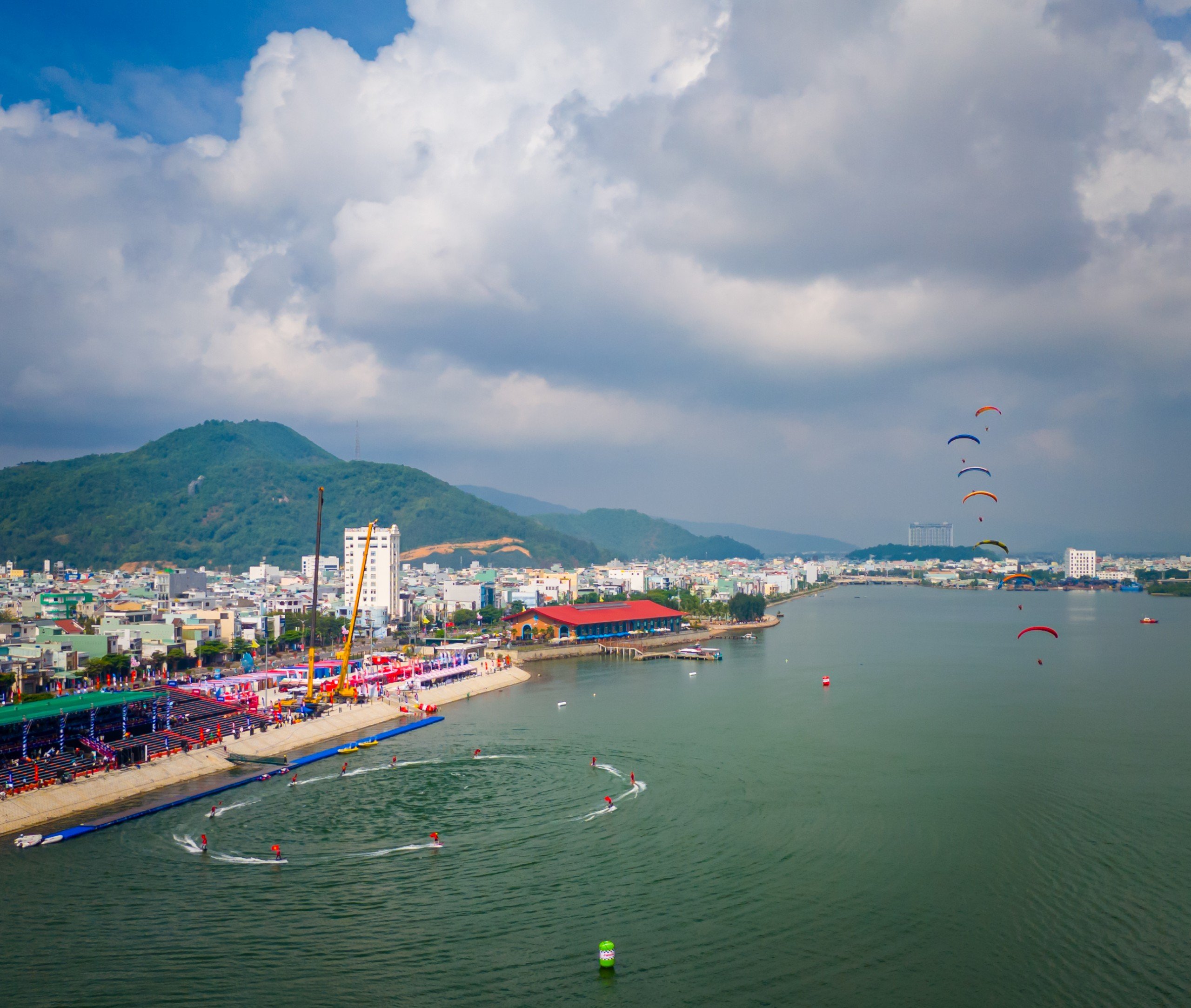 Người d&acirc;n B&igrave;nh Định th&iacute;ch th&uacute; những m&agrave;n biểu diễn đặc biệt ng&agrave;y cuối tuần- Ảnh 5.