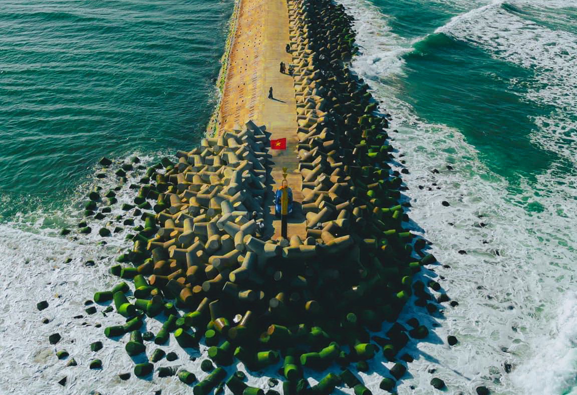 Khung cảnh cực chill ở bờ k&egrave; l&agrave;ng biển phủ k&iacute;n r&ecirc;u xanh- Ảnh 1.