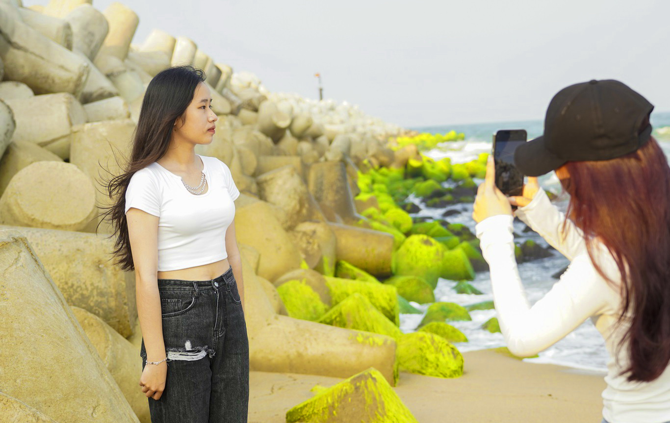 Khung cảnh cực chill ở bờ k&egrave; l&agrave;ng biển phủ k&iacute;n r&ecirc;u xanh- Ảnh 5.