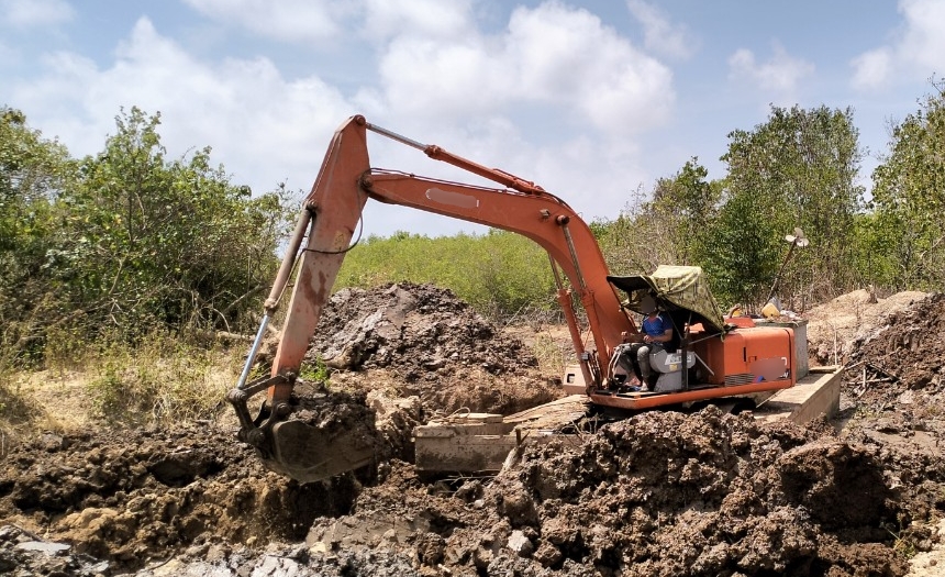 Xe m&aacute;y t&ocirc;ng v&agrave;o xe cuốc, hai thiếu ni&ecirc;n nhập viện- Ảnh 1.