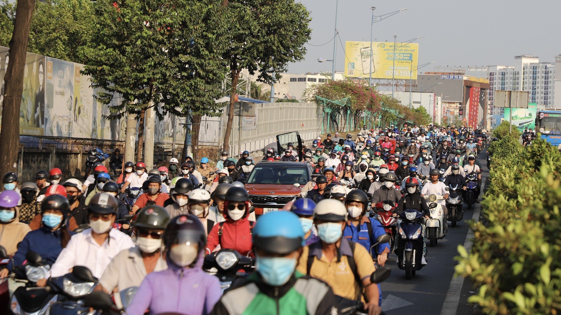 TP.HCM: &Ocirc; t&ocirc; đ&acirc;m v&agrave;o 2 xe m&aacute;y, cửa ng&otilde; T&acirc;y Bắc &ugrave;n tắc nghi&ecirc;m trọng- Ảnh 2.