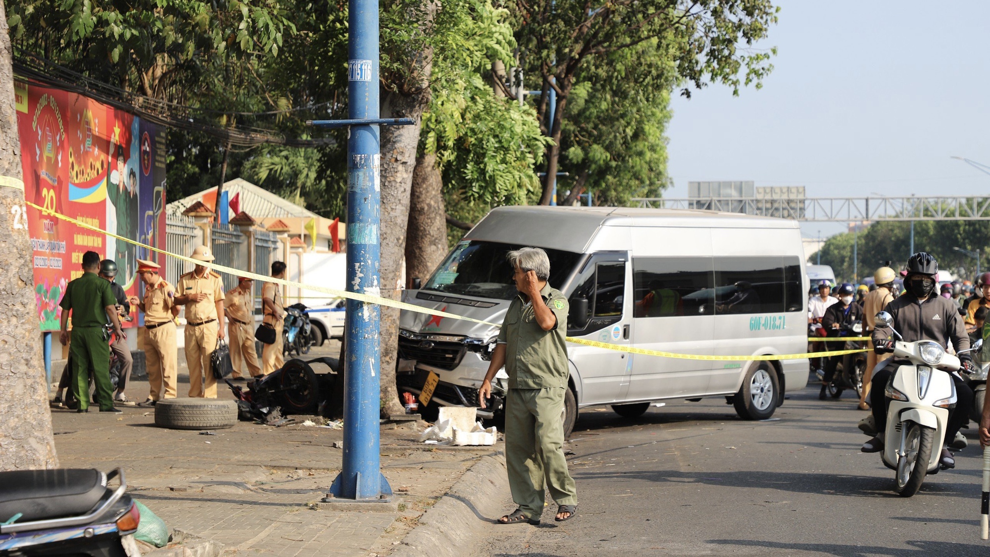 TP.HCM: &Ocirc; t&ocirc; đ&acirc;m v&agrave;o 2 xe m&aacute;y, cửa ng&otilde; T&acirc;y Bắc &ugrave;n tắc nghi&ecirc;m trọng- Ảnh 6.