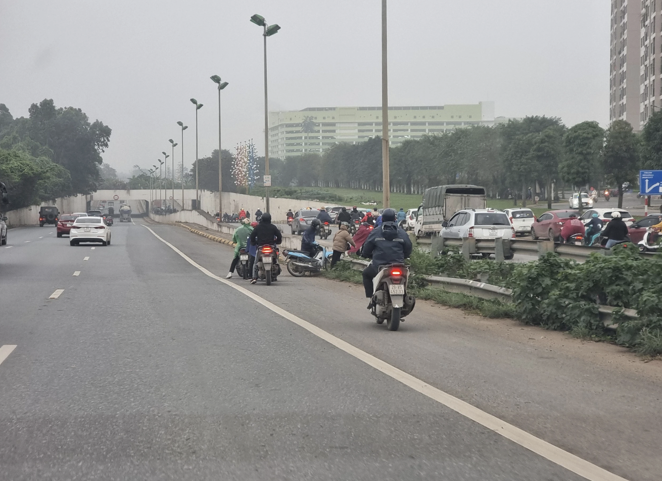 Cố t&igrave;nh đi xe m&aacute;y v&agrave;o cao tốc: Giỡn mặt tử thần- Ảnh 3.