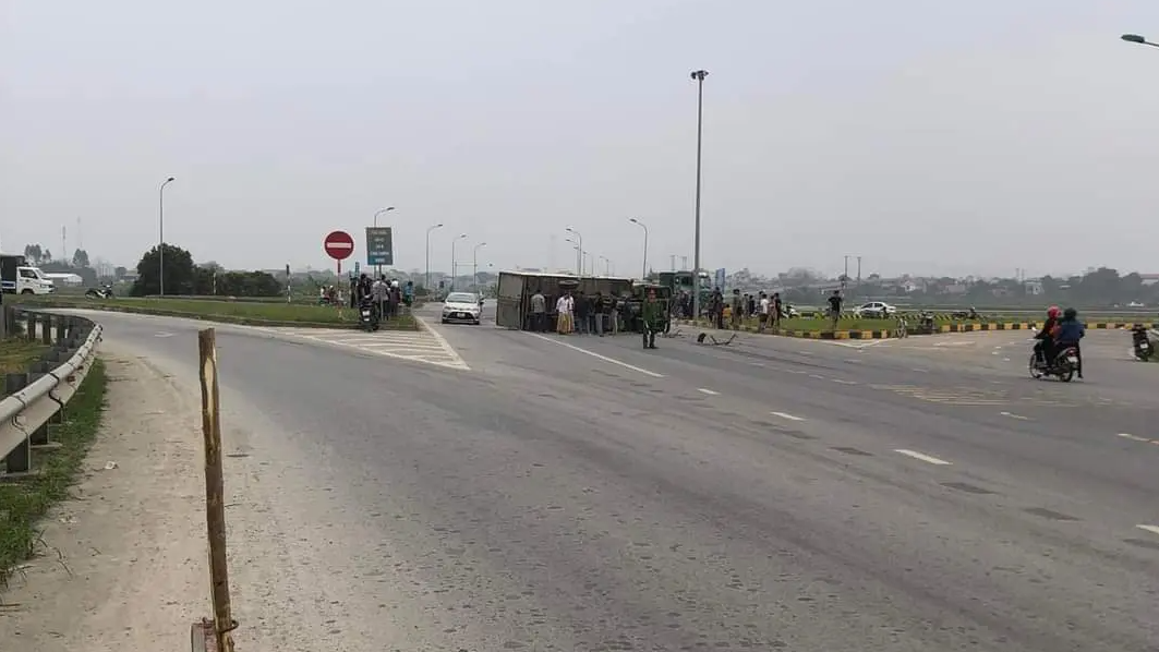 Đề xuất lắp cụm đèn tín hiệu giao thông tại ngã tư Đề xuất lắp cụm đèn tín hiệu giao thông tại ngã tư