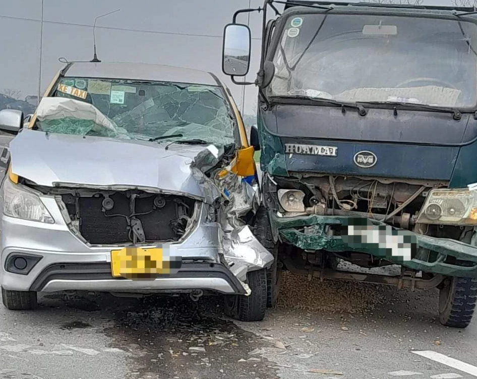 Đề xuất lắp cụm đèn tín hiệu giao thông tại ngã tư Đề xuất lắp cụm đèn tín hiệu giao thông tại ngã tư