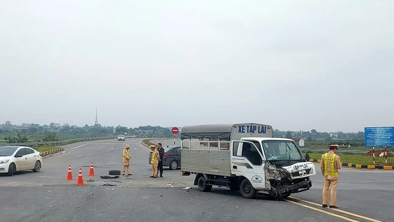 Đề xuất lắp cụm đèn tín hiệu giao thông tại ngã tư Đề xuất lắp cụm đèn tín hiệu giao thông tại ngã tư