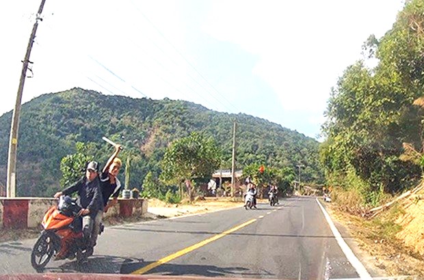 Danh t&iacute;nh nam thanh ni&ecirc;n vung m&atilde; tấu ch&eacute;m &ocirc; t&ocirc; tr&ecirc;n QL55- Ảnh 1.