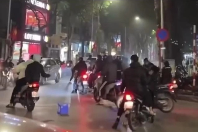 H&agrave; Nội: Điều tra nh&oacute;m thanh ni&ecirc;n d&ugrave;ng xẻng đ&aacute;nh nhau kinh ho&agrave;ng ở phố L&ograve; Đ&uacute;c- Ảnh 1.