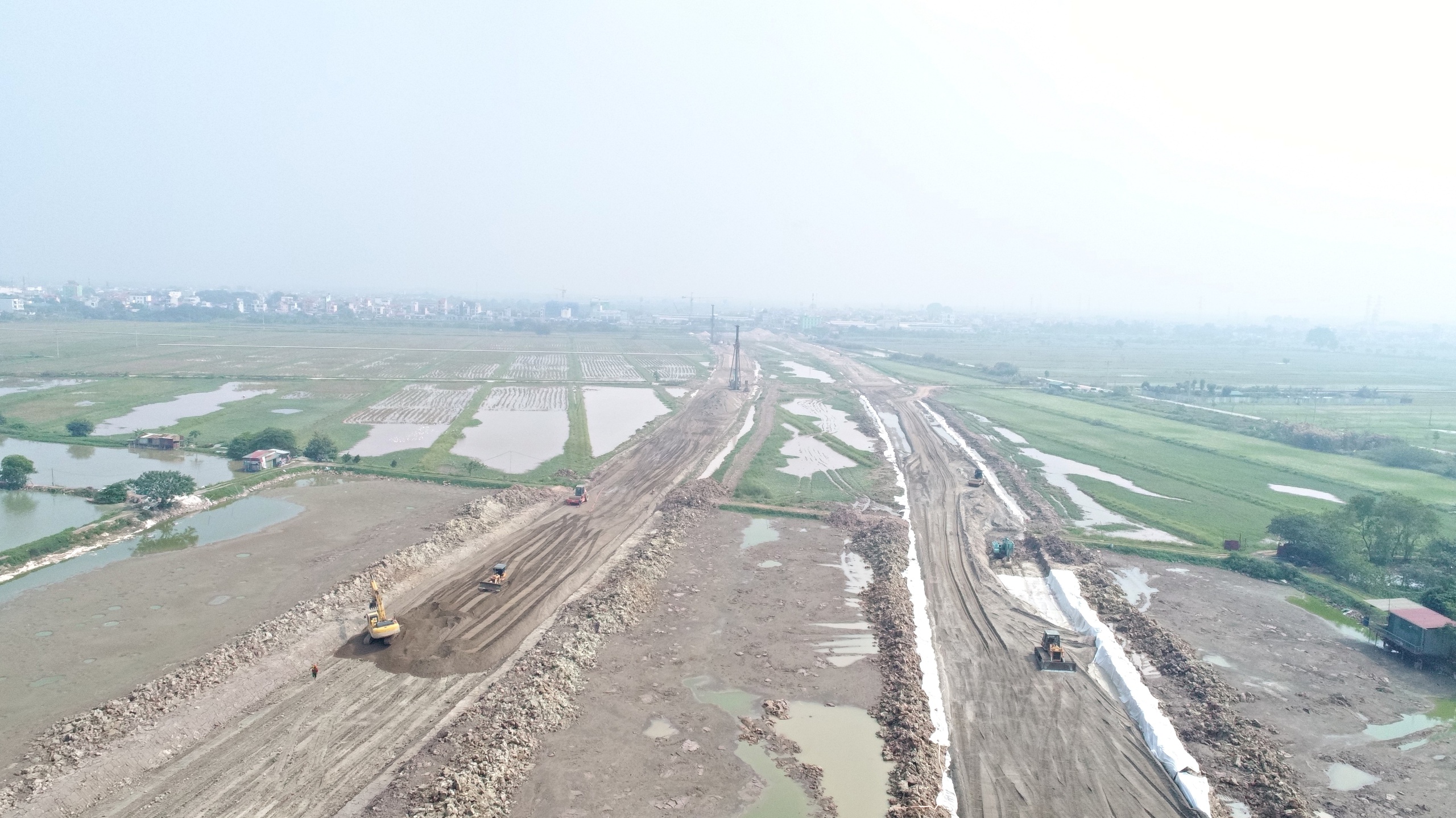 Nhà thầu thi công đường Vành đai 4 - Vùng Thủ đô gặp khó vì hạ tầng kỹ thuật- Ảnh 1. Nhà thầu thi công đường Vành đai 4 - Vùng Thủ đô gặp khó vì hạ tầng kỹ thuật- Ảnh 1.