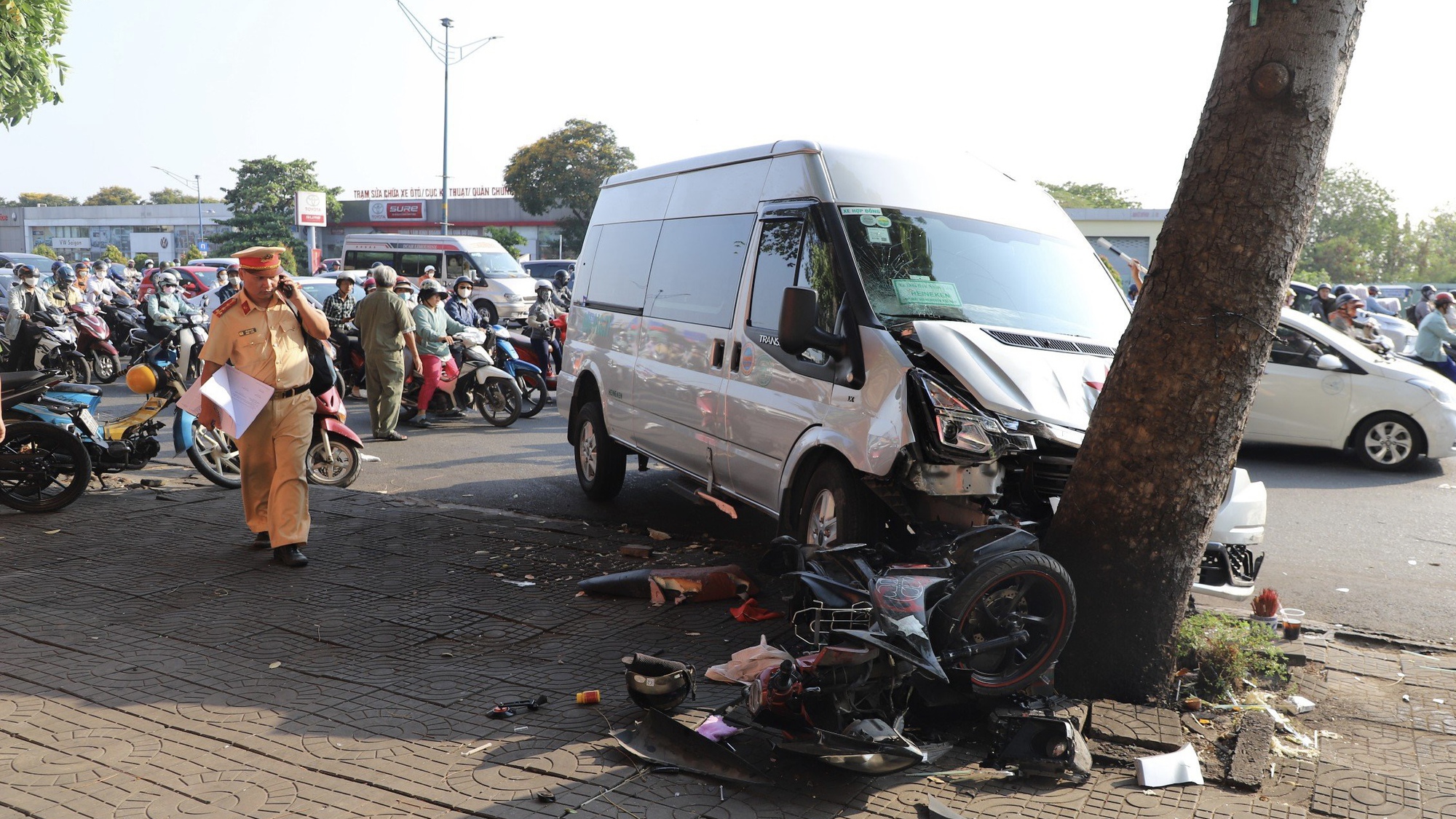 TP.HCM: &Ocirc; t&ocirc; đ&acirc;m v&agrave;o 2 xe m&aacute;y, cửa ng&otilde; T&acirc;y Bắc &ugrave;n tắc nghi&ecirc;m trọng- Ảnh 1.