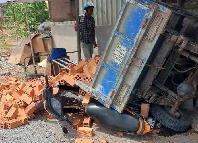Xe ba gác lao vào trạm chờ xe buýt ở Sóc Trăng, tài xế nguy kịch- Ảnh 1. Xe ba gác lao vào trạm chờ xe buýt ở Sóc Trăng, tài xế nguy kịch- Ảnh 1.