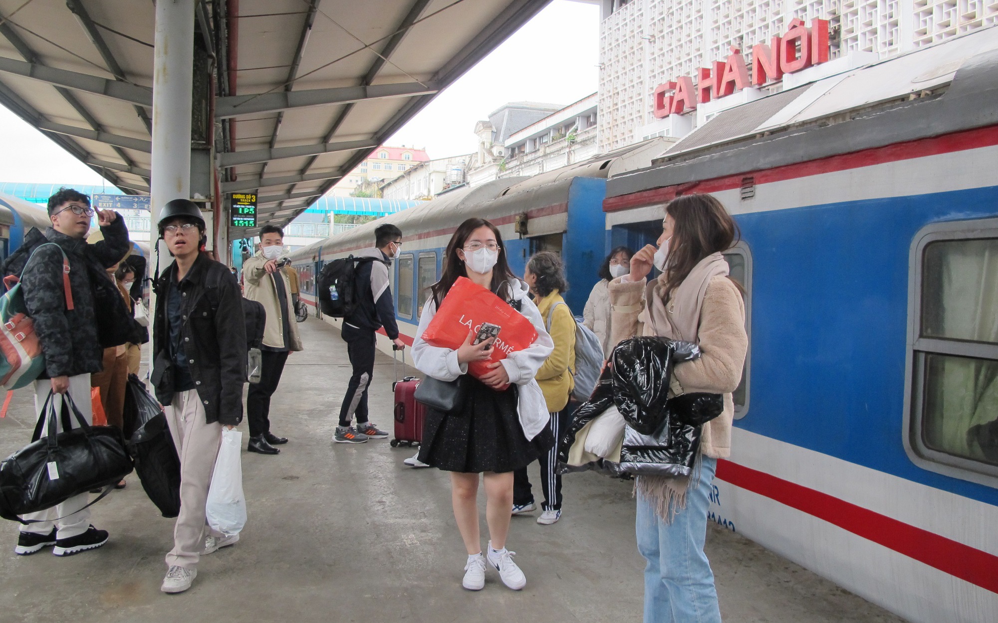 Gi&aacute; v&eacute; t&agrave;u Thống nhất giảm s&acirc;u dịp thấp điểm