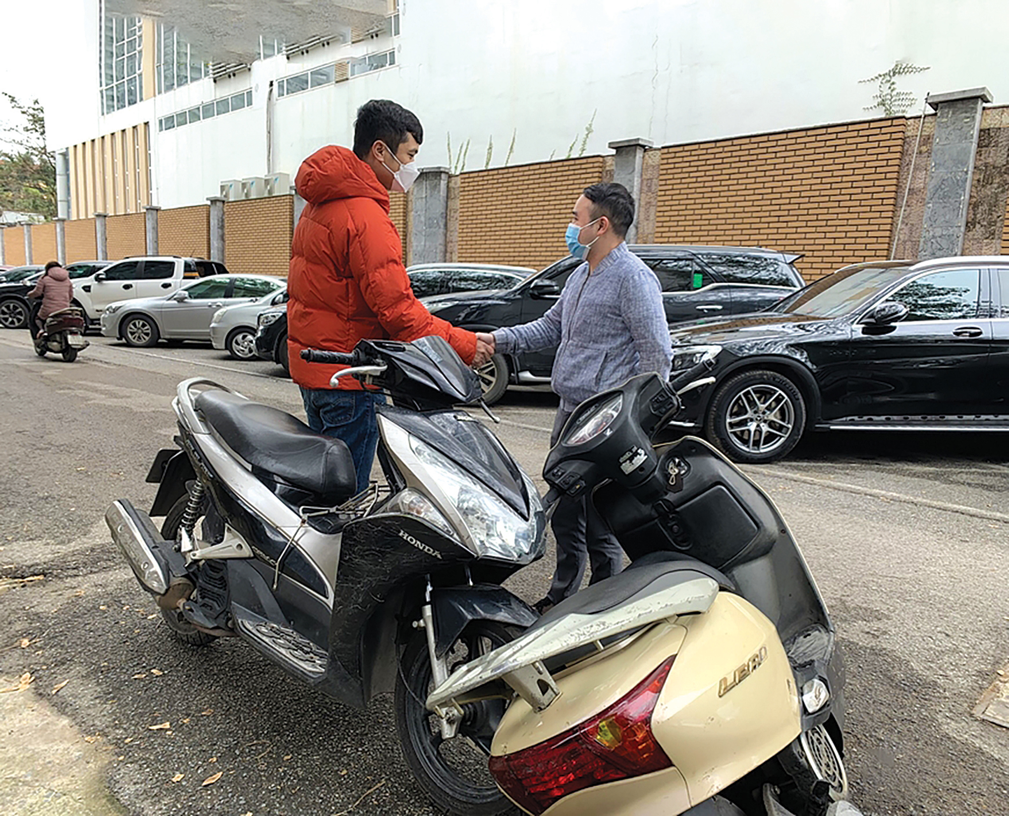 Ngăn thói hành xử côn đồ khi tham gia giao thông- Ảnh 1. Ngăn thói hành xử côn đồ khi tham gia giao thông- Ảnh 1.