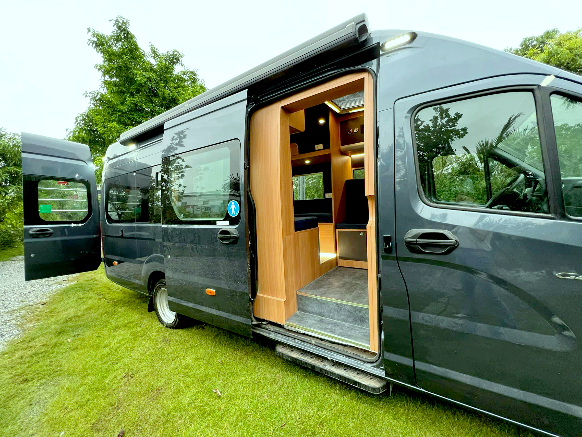 Xe mobihome l&aacute;ch luật ra đường- Ảnh 1.