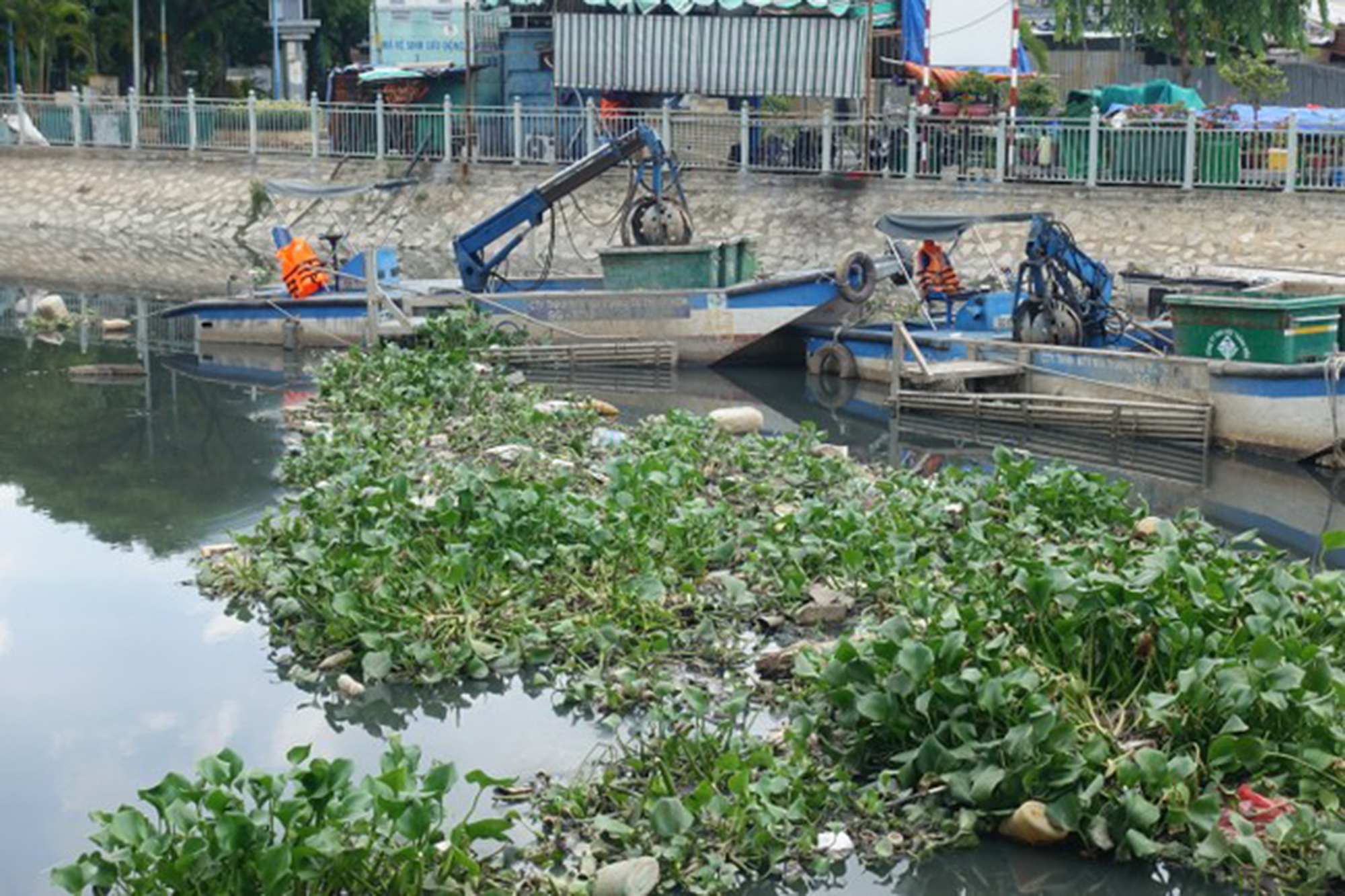 TP.HCM: Chi ngh&igrave;n tỷ cải tạo, r&aacute;c vẫn ngập k&ecirc;nh rạch- Ảnh 2.