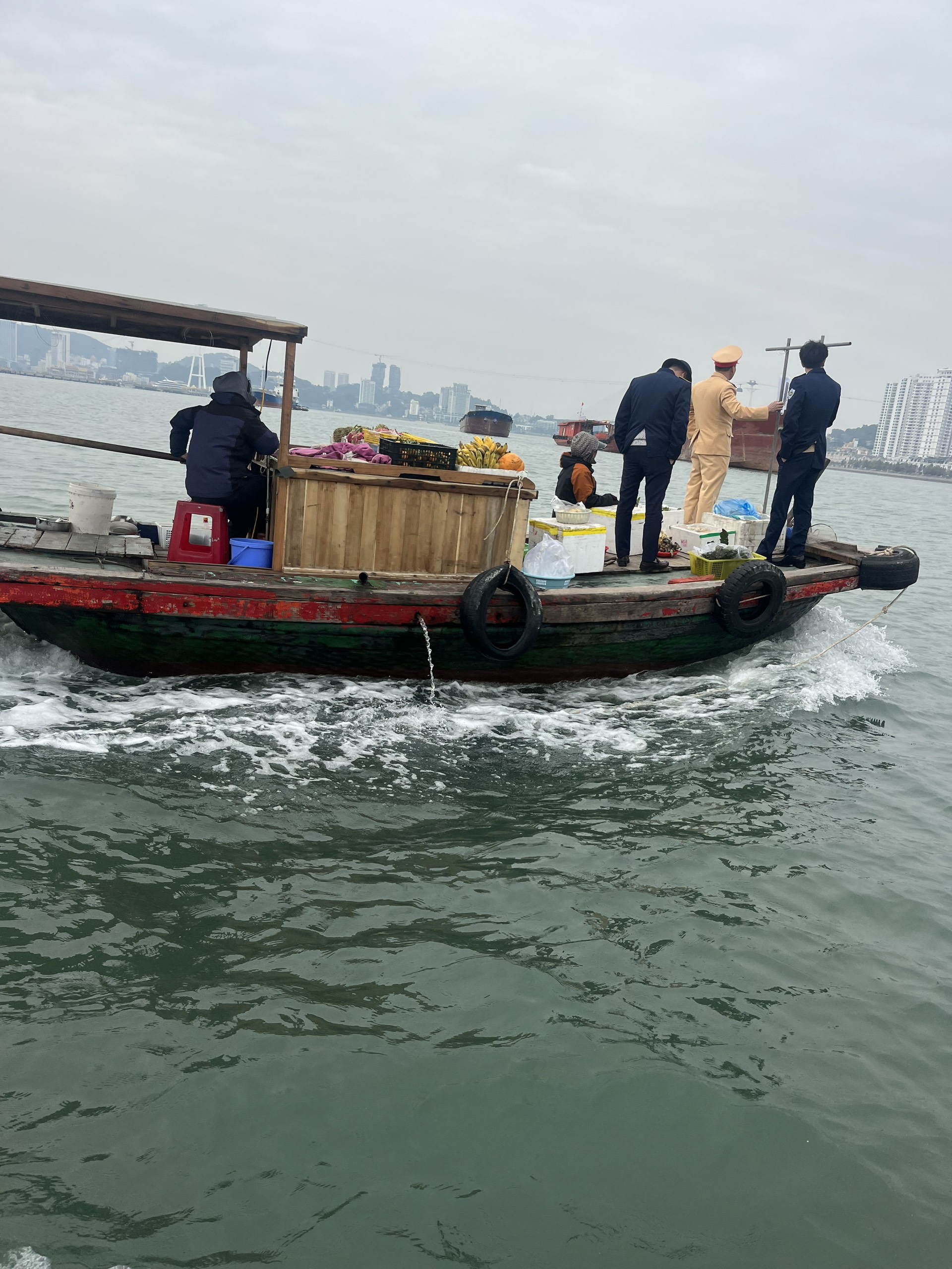 Bất an phương tiện đeo b&aacute;m b&aacute;n h&agrave;ng rong tr&ecirc;n vịnh Hạ Long- Ảnh 2.