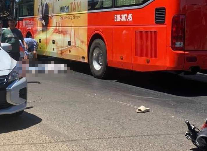 Đắk Lắk: Xe kh&aacute;ch va chạm xe m&aacute;y, hai học sinh tử vong- Ảnh 1.