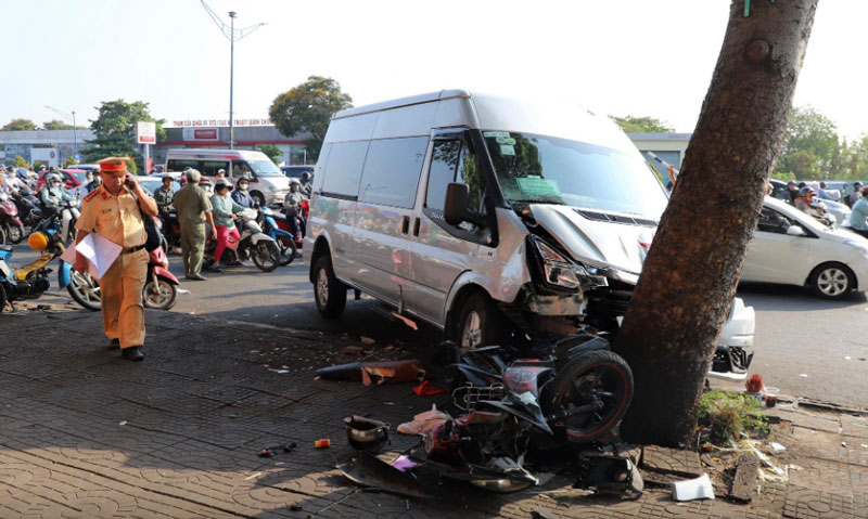 Hiện trường vụ &ocirc; t&ocirc; t&ocirc;ng 2 xe m&aacute;y ở TP.HCM.